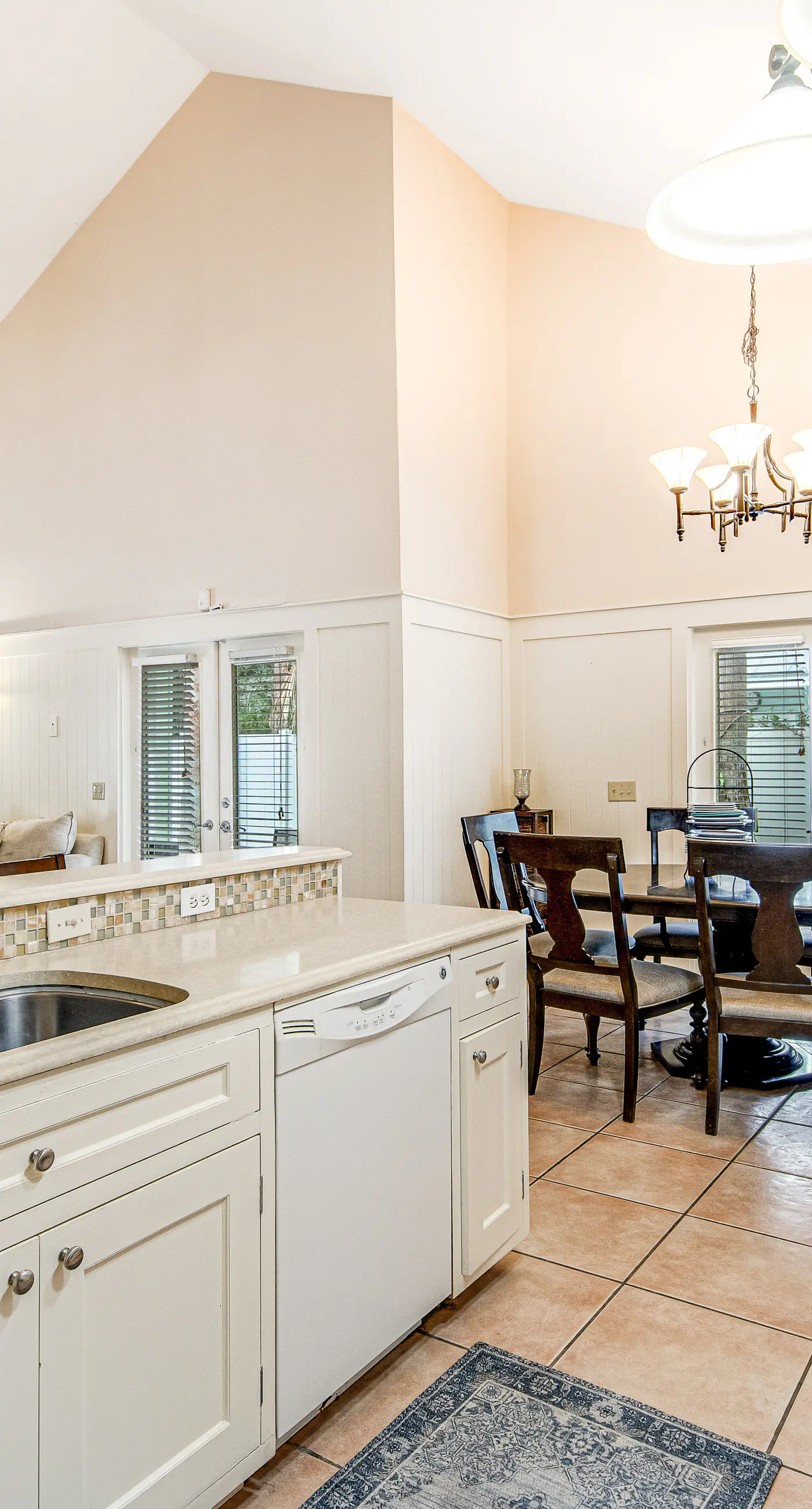 Quiet, dog-friendly home with tropical backyard, cobblestones & private grill