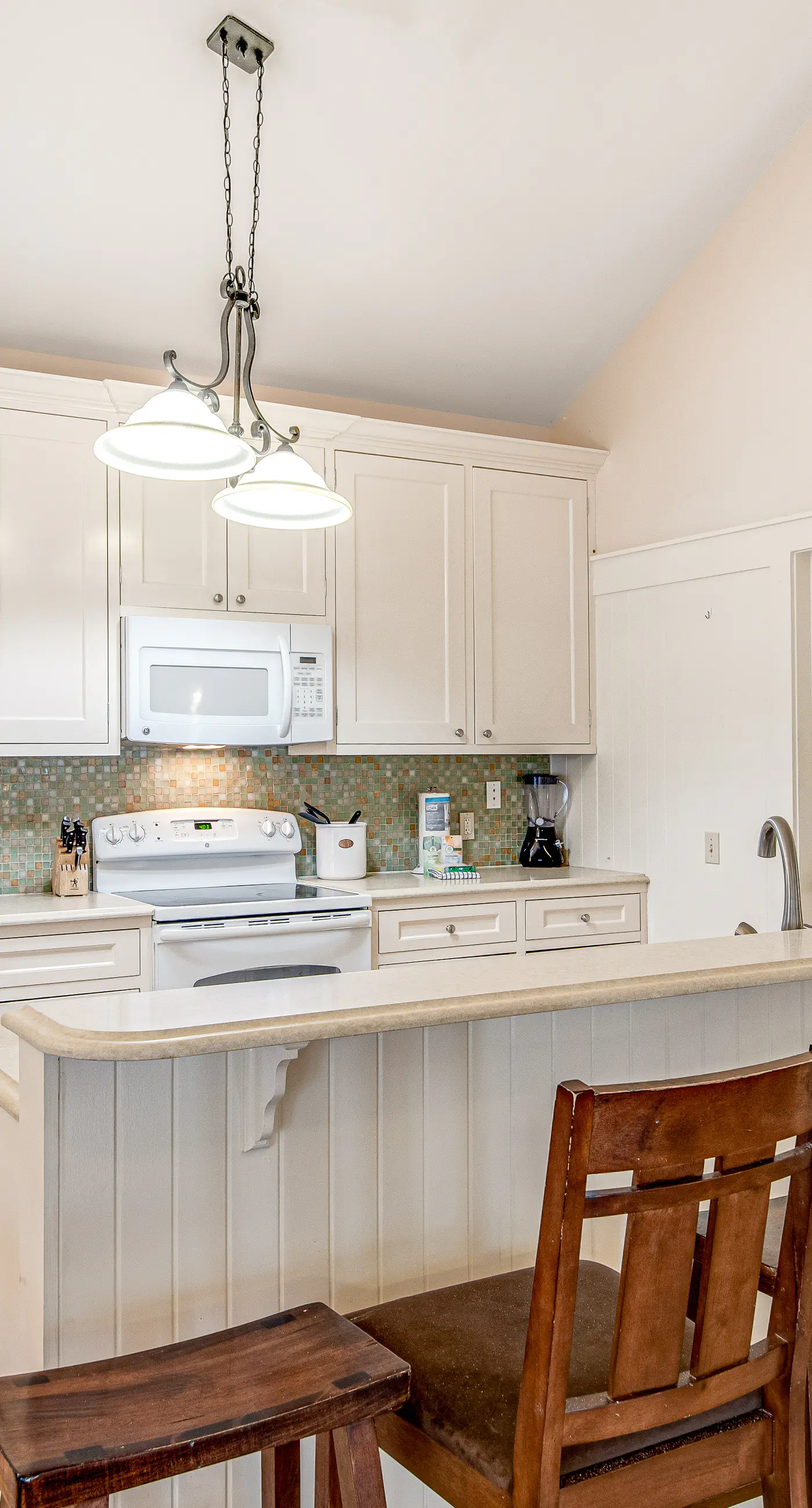 Quiet, dog-friendly home with tropical backyard, cobblestones & private grill