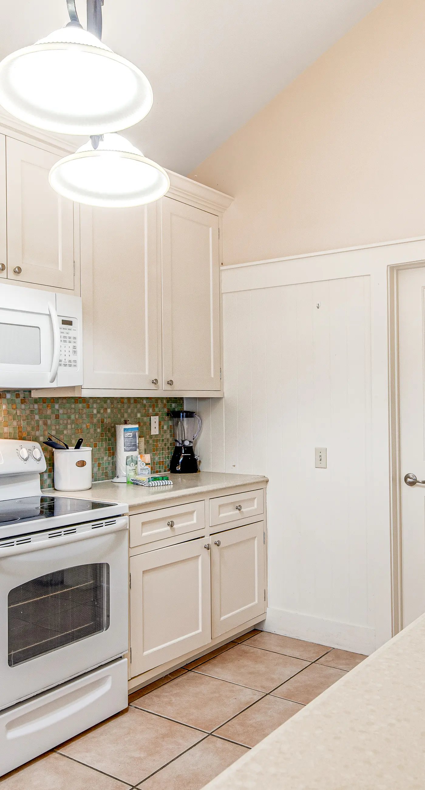 Quiet, dog-friendly home with tropical backyard, cobblestones & private grill