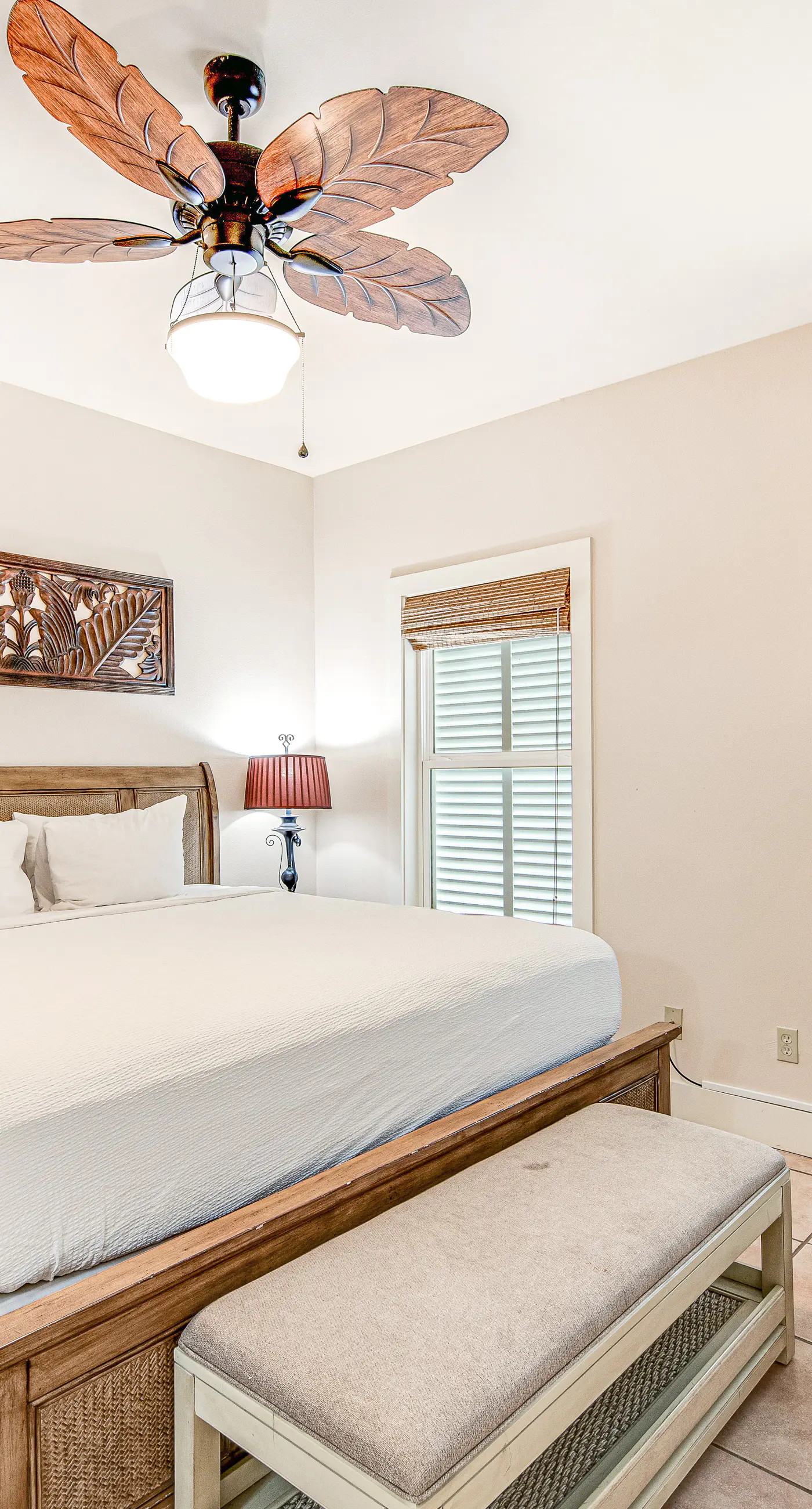 Quiet, dog-friendly home with tropical backyard, cobblestones & private grill