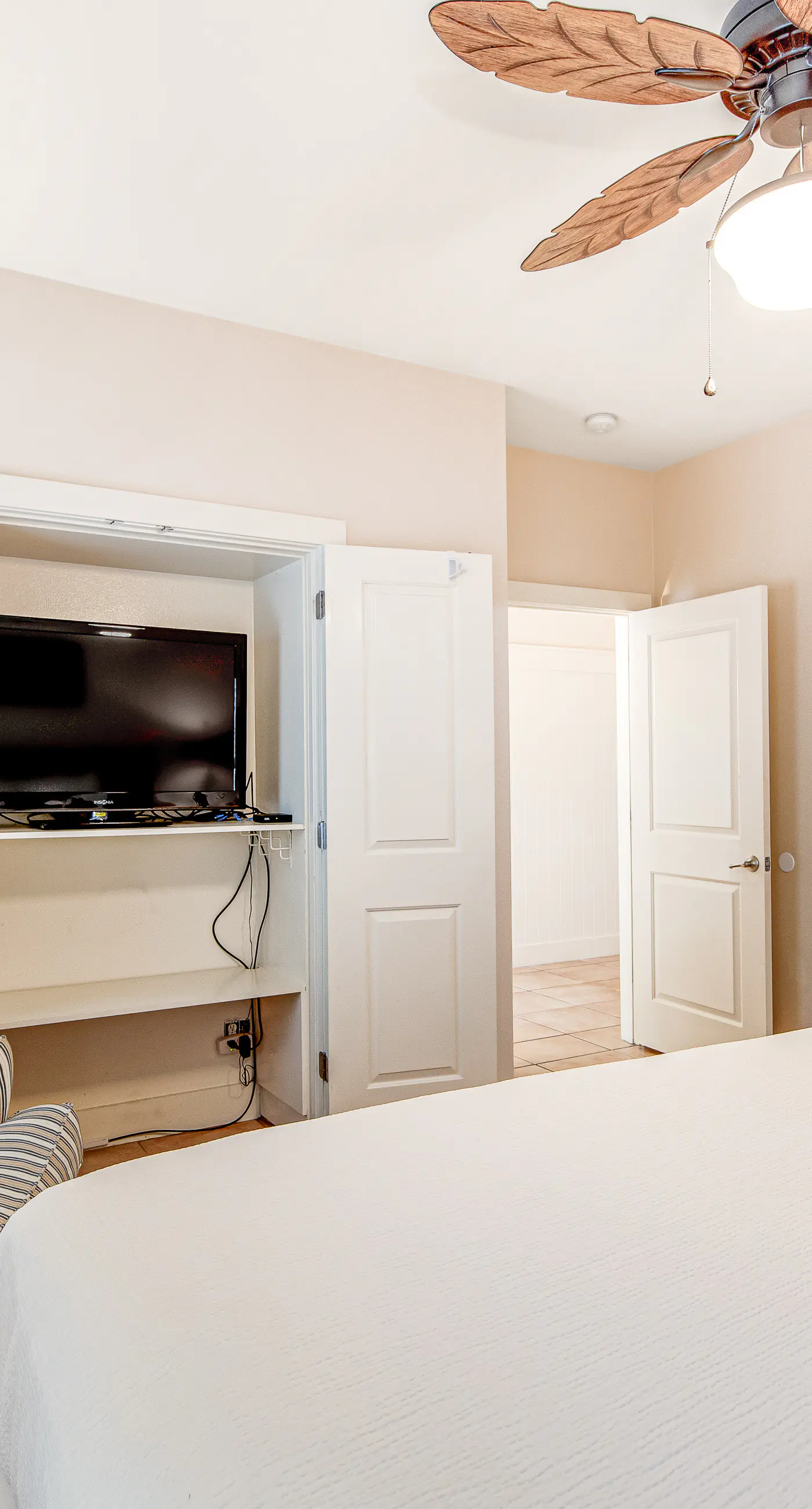 Quiet, dog-friendly home with tropical backyard, cobblestones & private grill