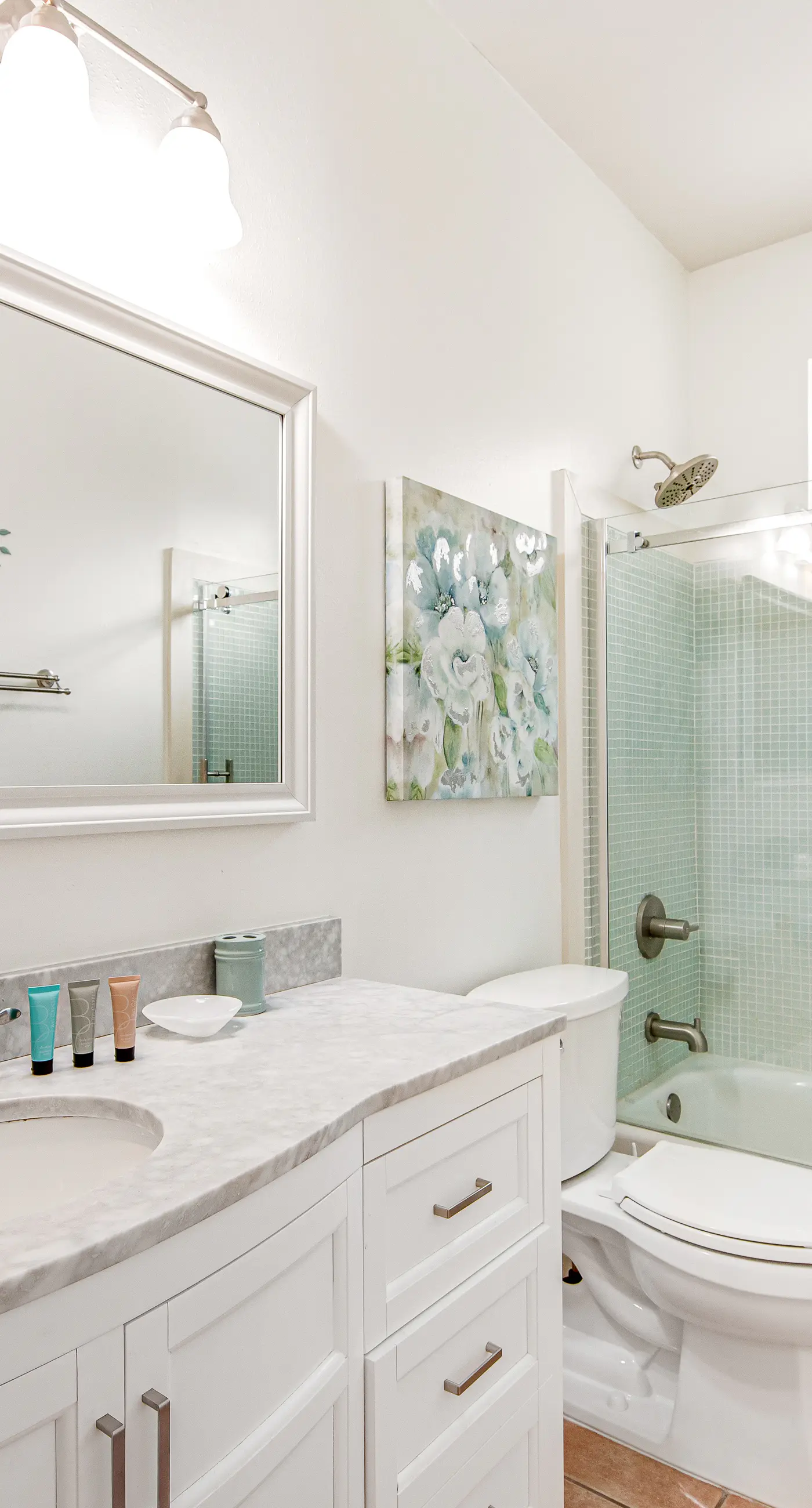 Quiet, dog-friendly home with tropical backyard, cobblestones & private grill