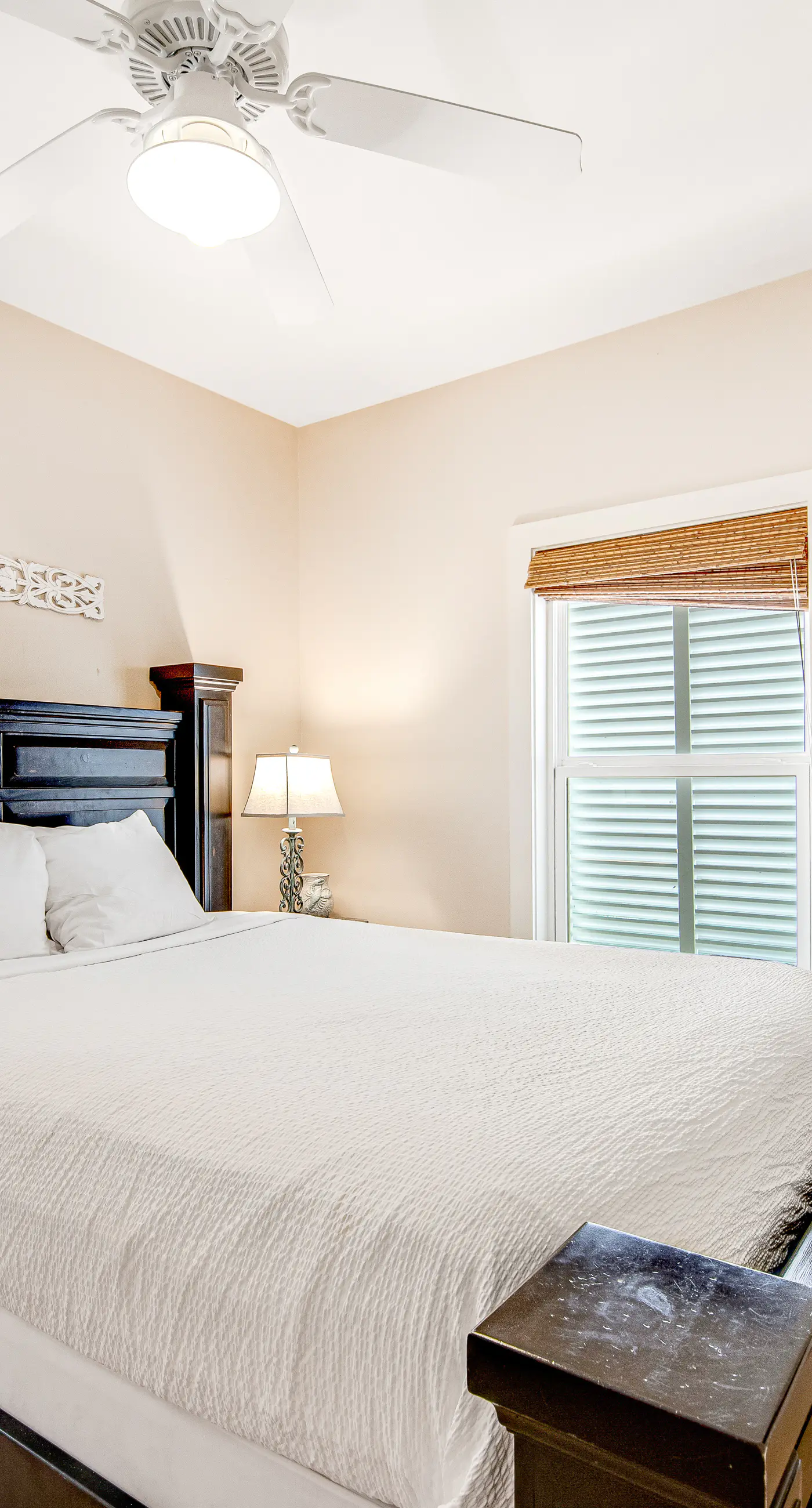 Quiet, dog-friendly home with tropical backyard, cobblestones & private grill