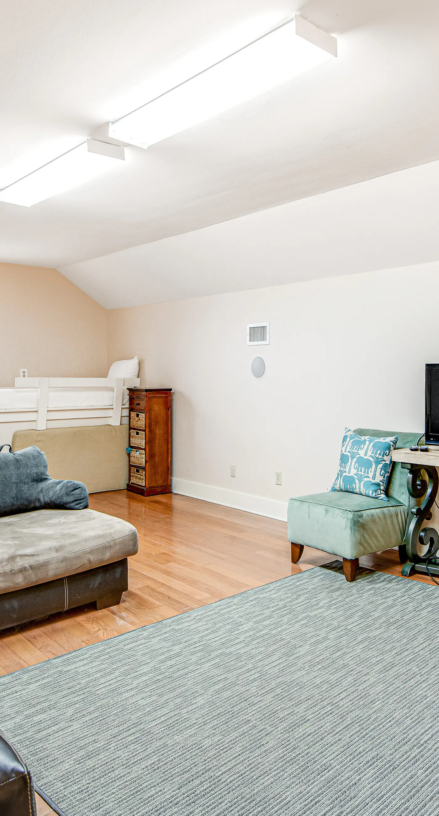 Quiet, dog-friendly home with tropical backyard, cobblestones & private grill