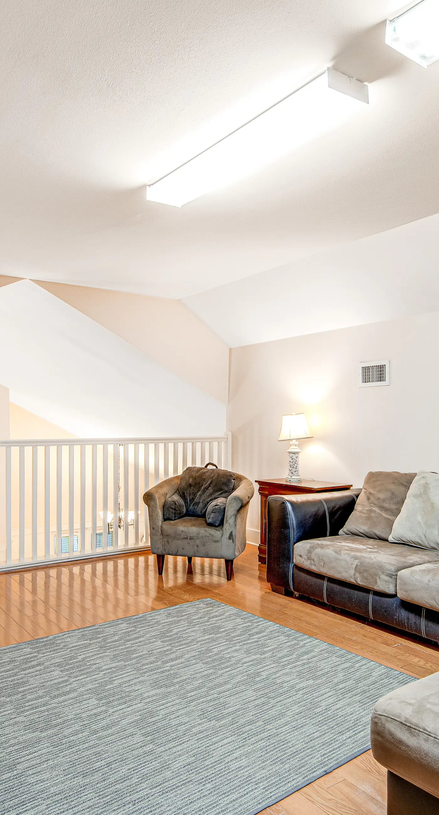 Quiet, dog-friendly home with tropical backyard, cobblestones & private grill