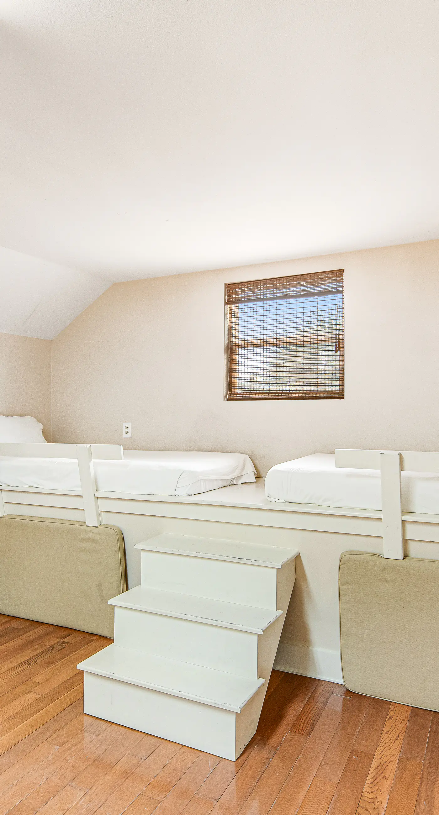 Quiet, dog-friendly home with tropical backyard, cobblestones & private grill