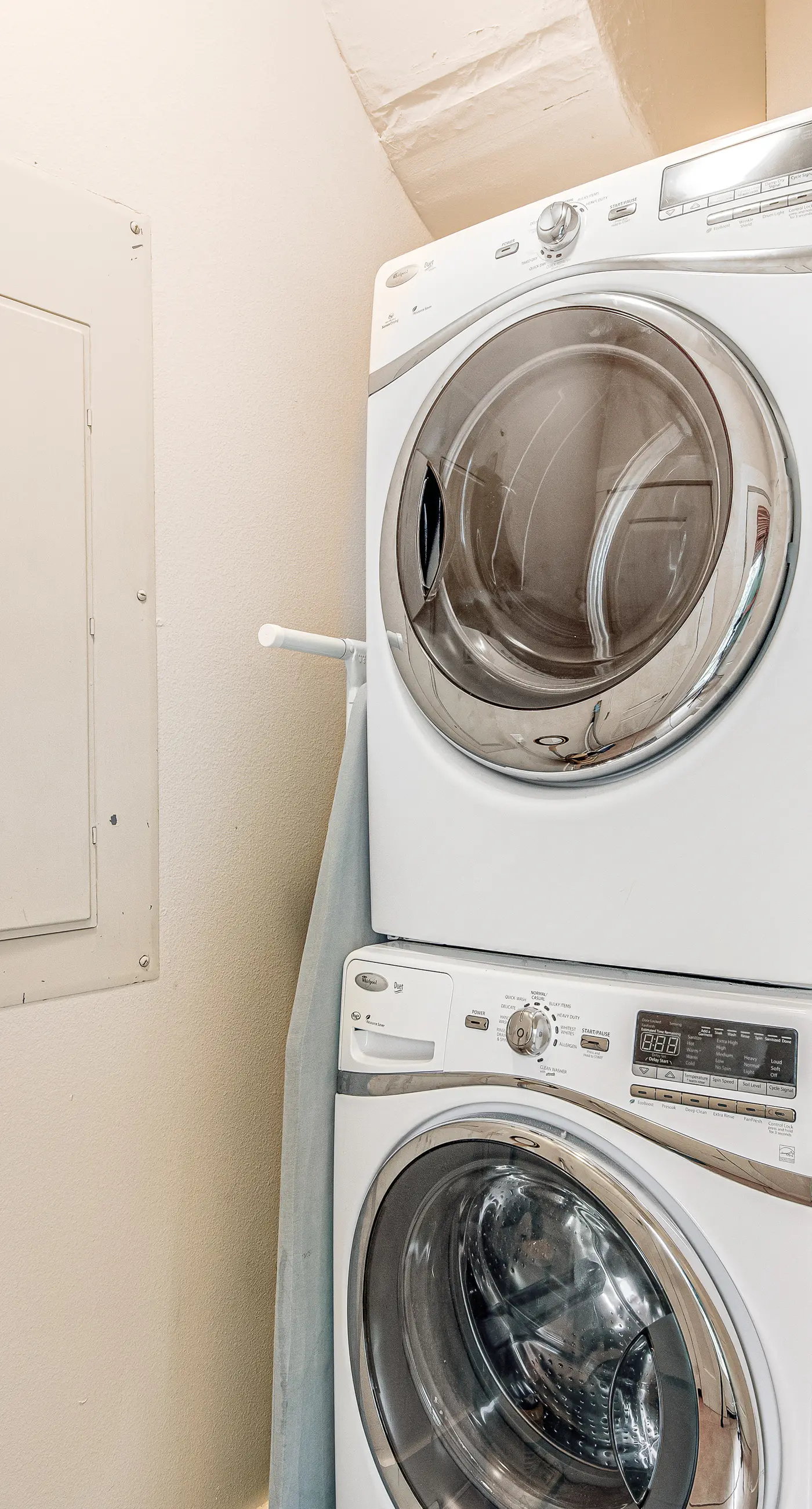 Quiet, dog-friendly home with tropical backyard, cobblestones & private grill