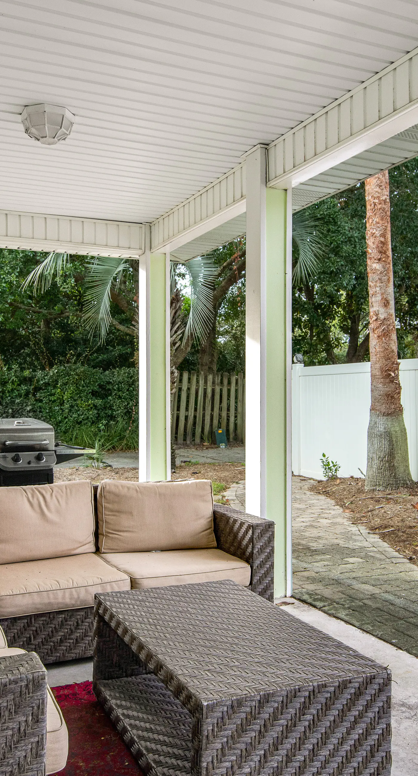 Quiet, dog-friendly home with tropical backyard, cobblestones & private grill