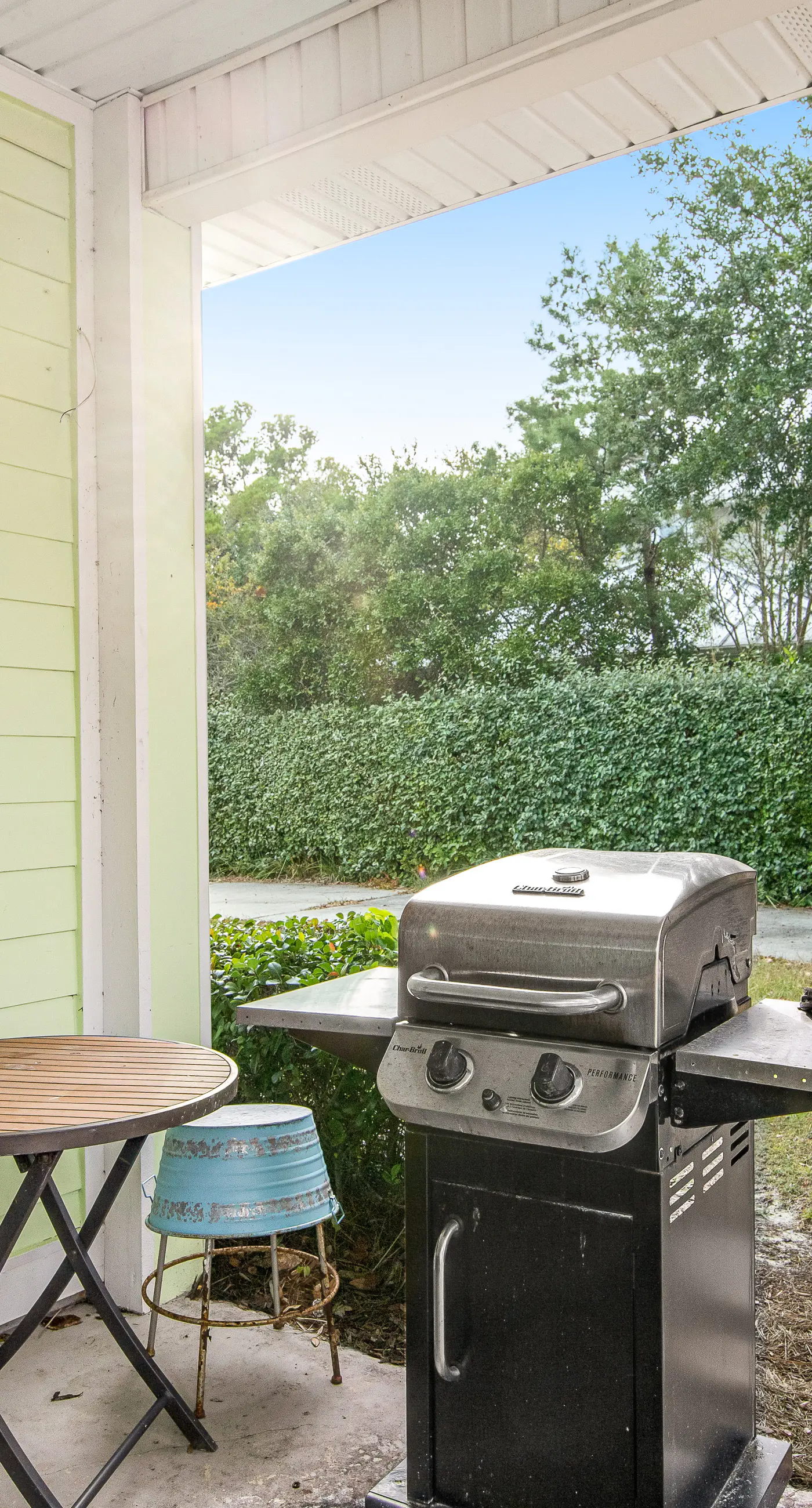 Quiet, dog-friendly home with tropical backyard, cobblestones & private grill