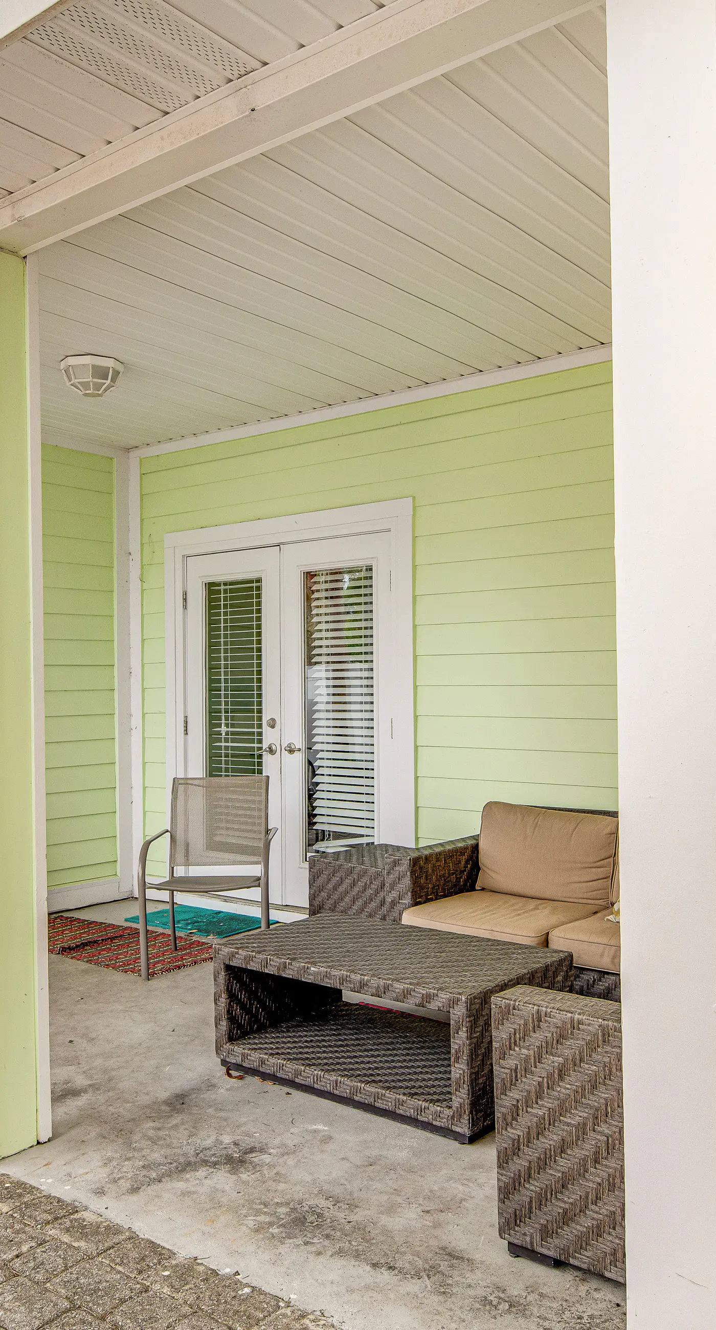 Quiet, dog-friendly home with tropical backyard, cobblestones & private grill