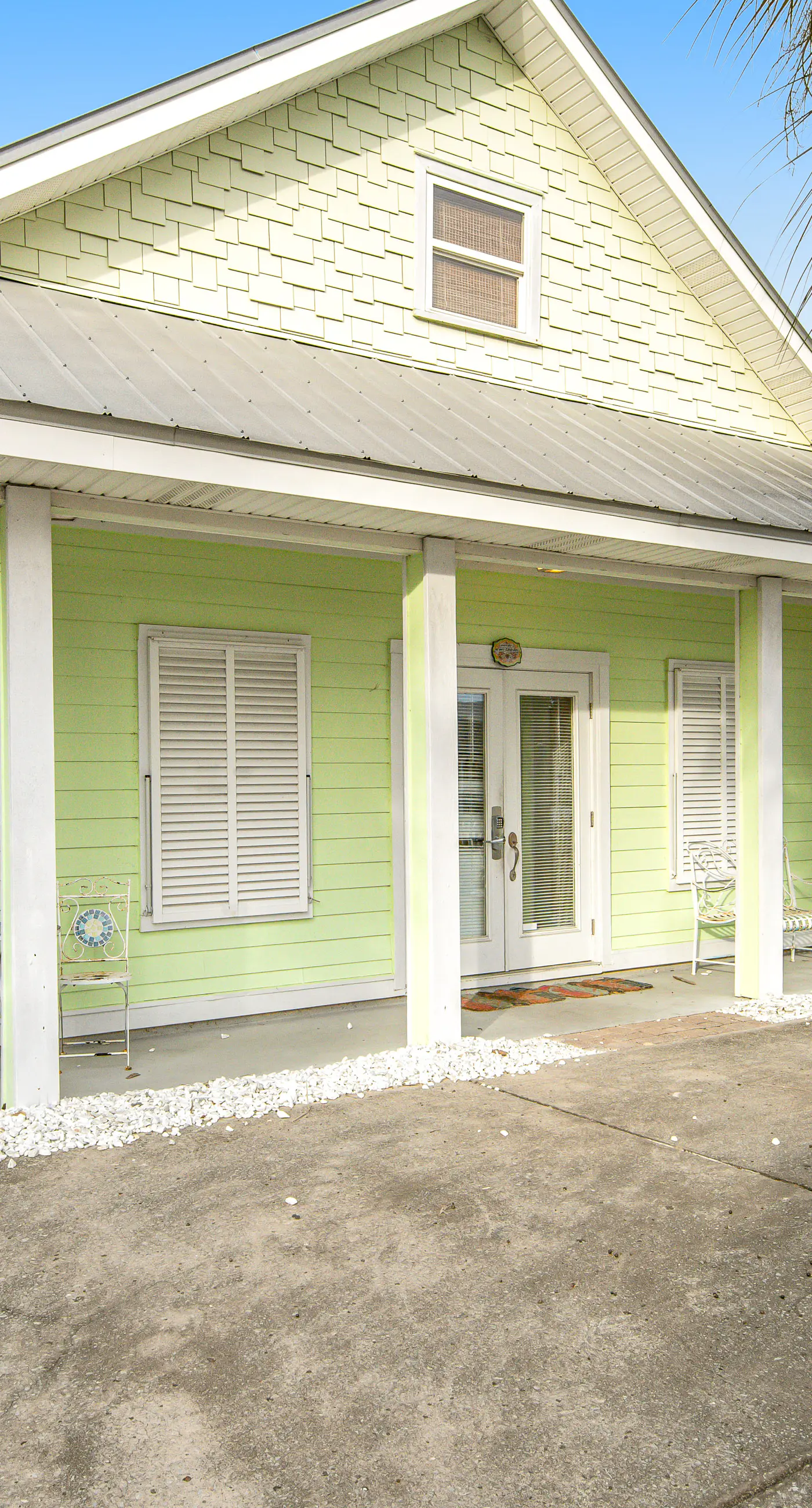 Quiet, dog-friendly home with tropical backyard, cobblestones & private grill