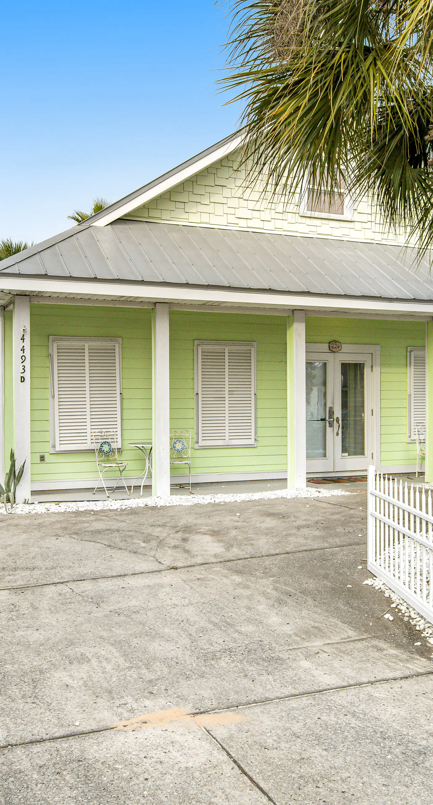 Quiet, dog-friendly home with tropical backyard, cobblestones & private grill