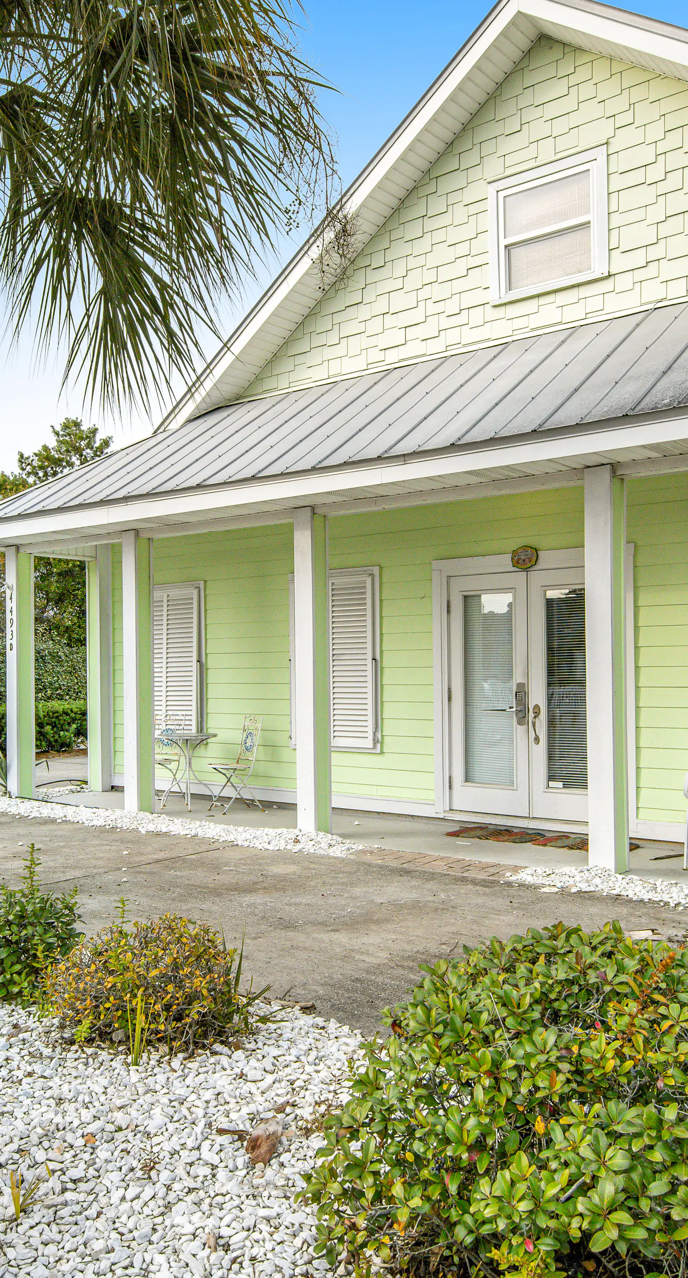 Quiet, dog-friendly home with tropical backyard, cobblestones & private grill