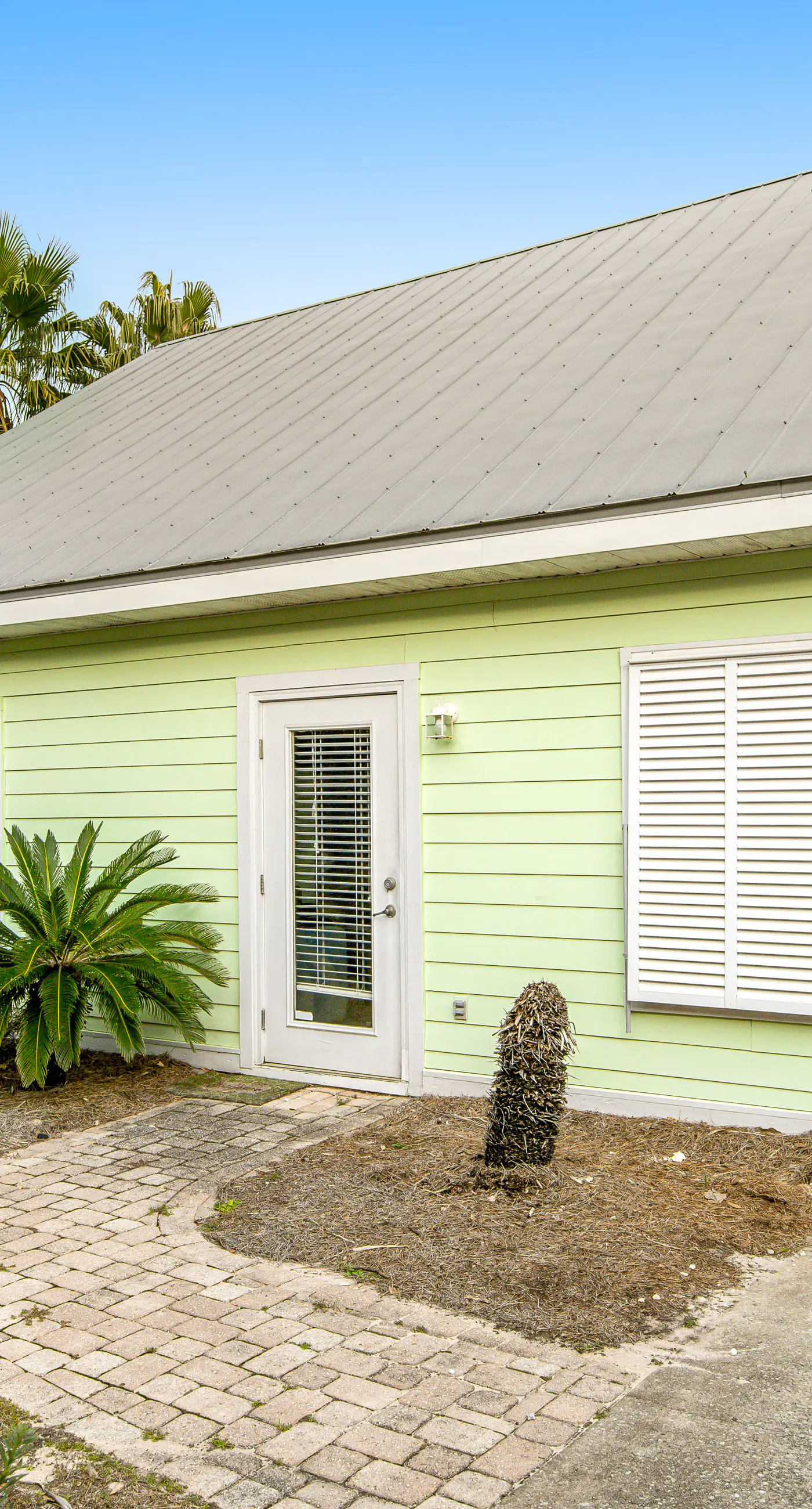 Quiet, dog-friendly home with tropical backyard, cobblestones & private grill