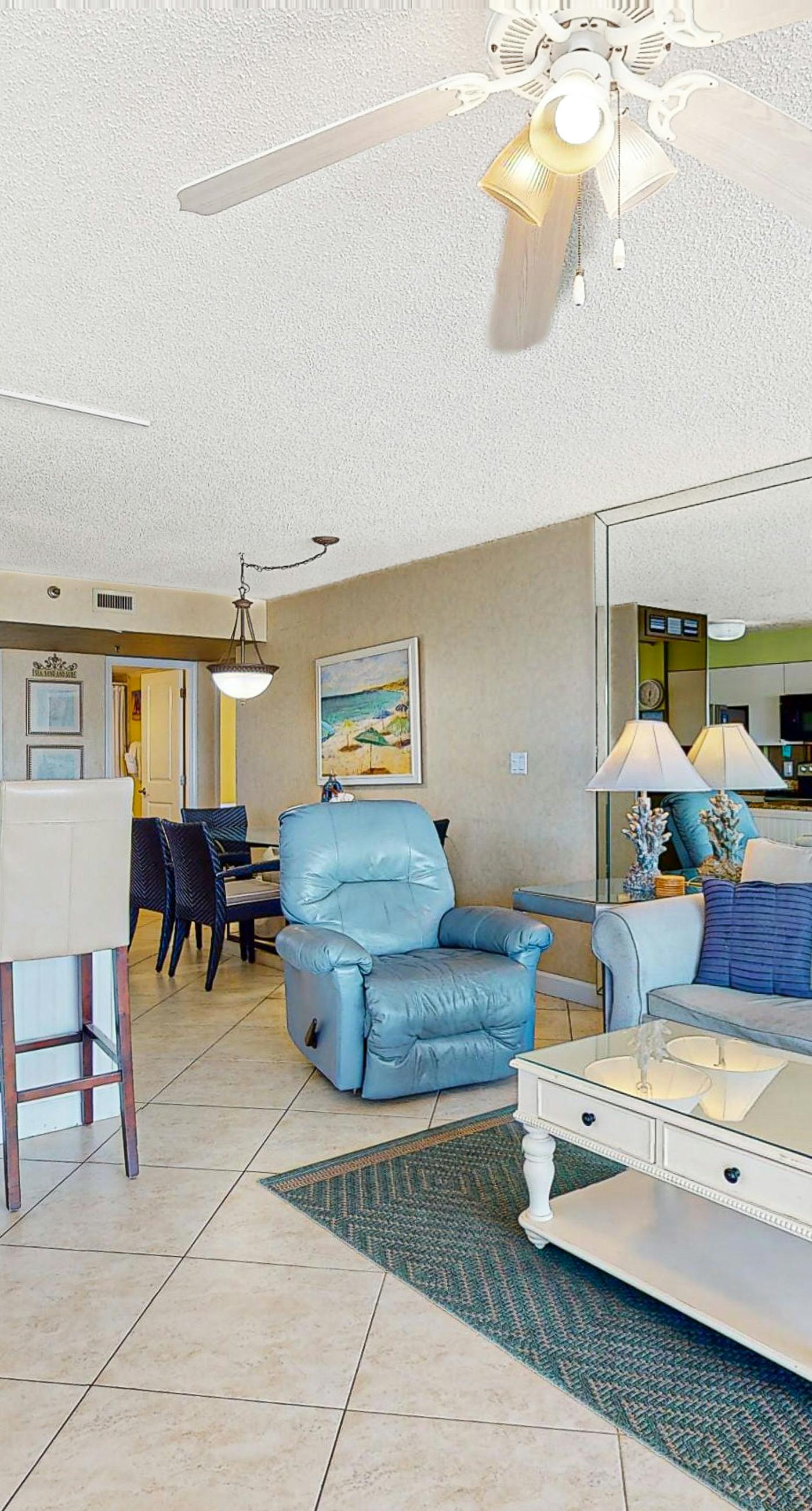 2nd Floor Comfortable bay view Condo, Beach setup & bicycles included