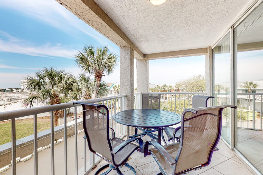 2nd Floor Comfortable bay view Condo, Beach setup & bicycles included