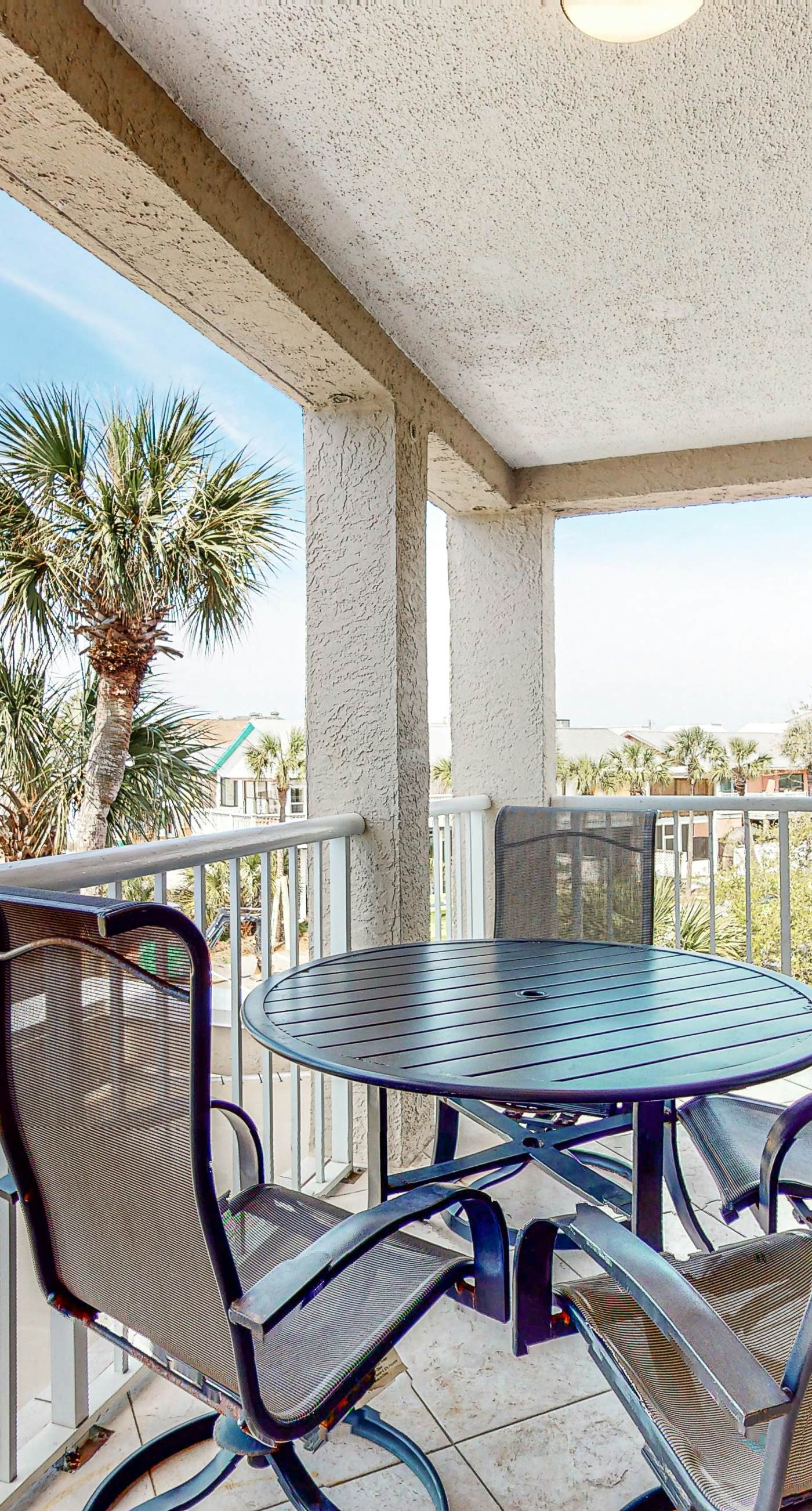 2nd Floor Comfortable bay view Condo, Beach setup & bicycles included