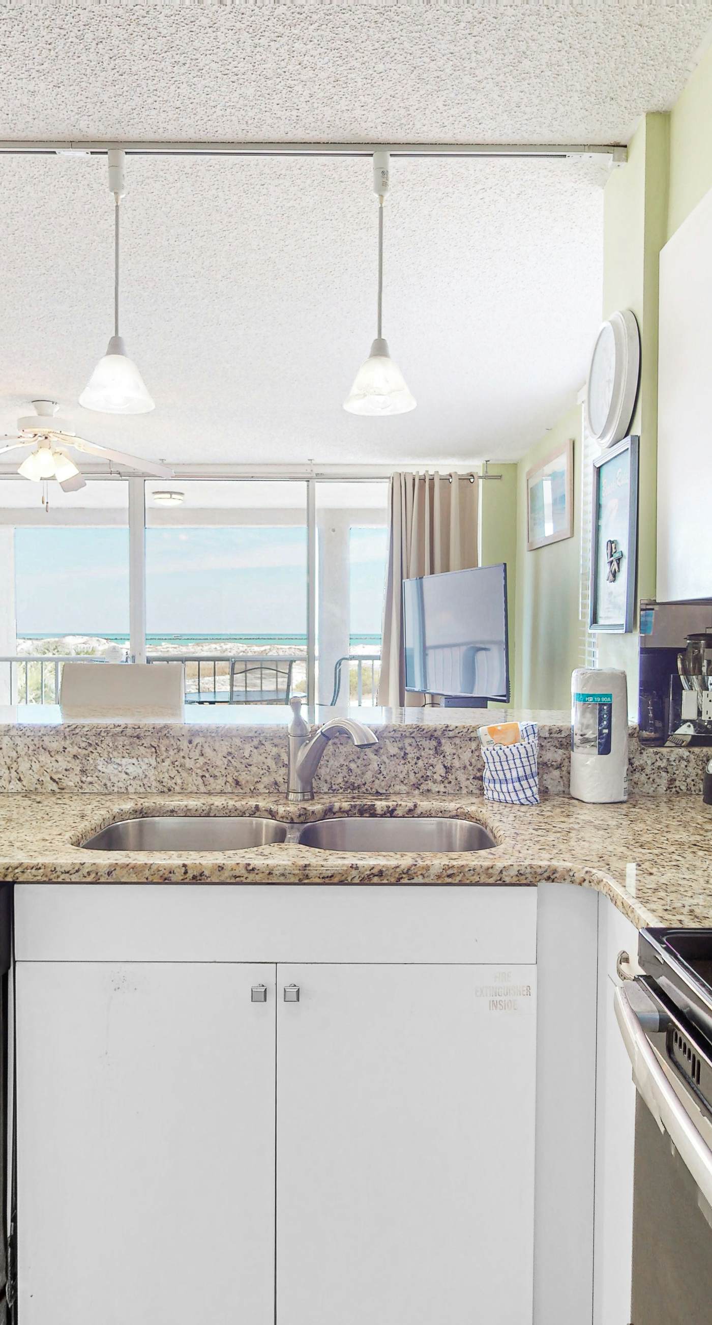 2nd Floor Comfortable bay view Condo, Beach setup & bicycles included