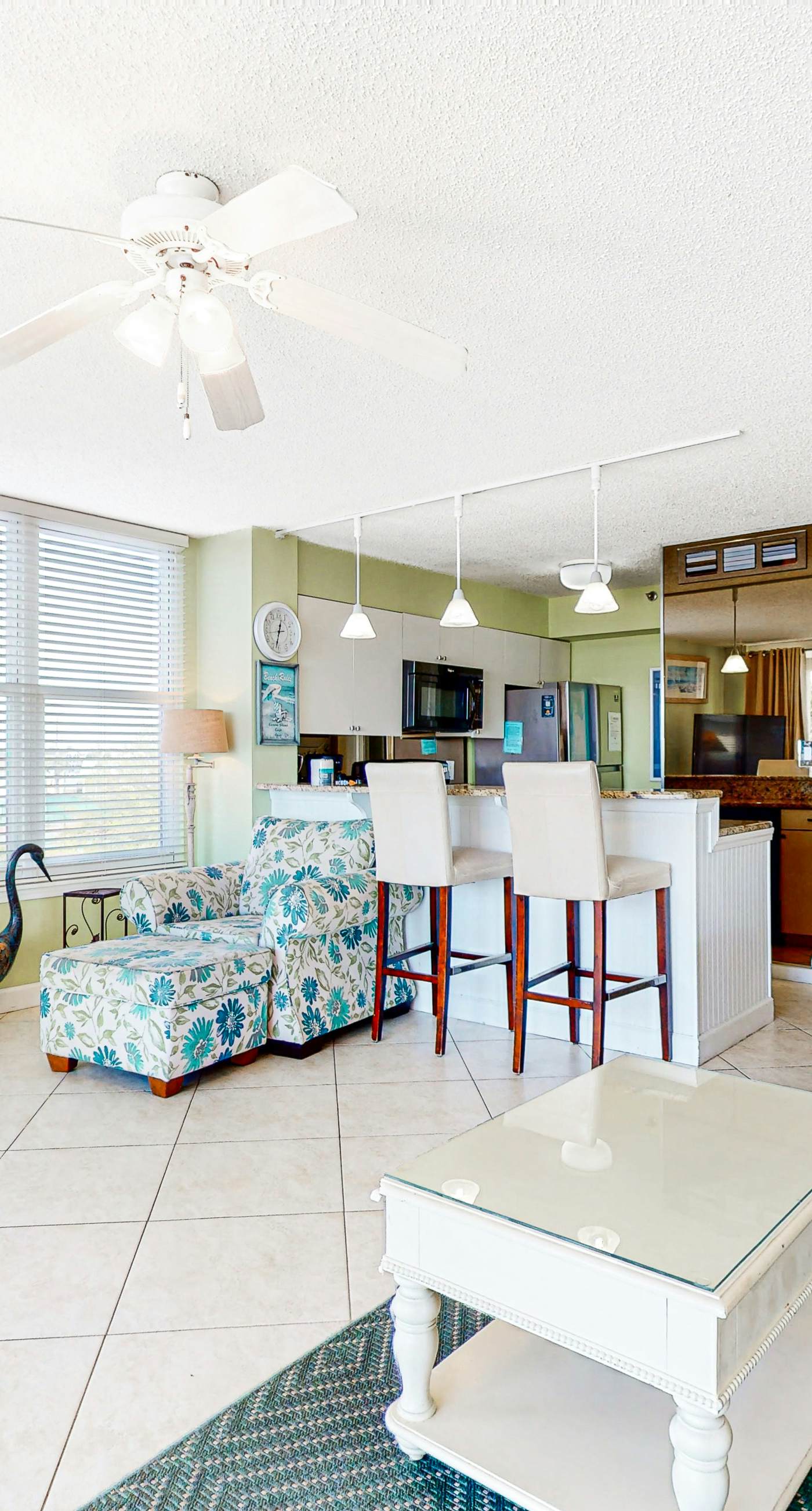 2nd Floor Comfortable bay view Condo, Beach setup & bicycles included