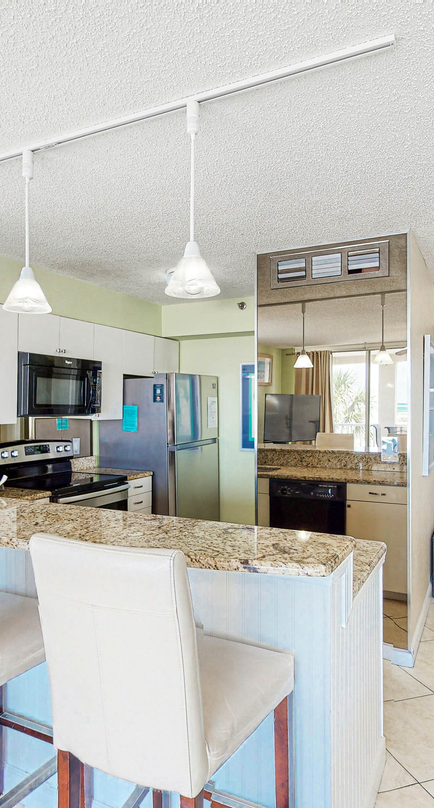 2nd Floor Comfortable bay view Condo, Beach setup & bicycles included