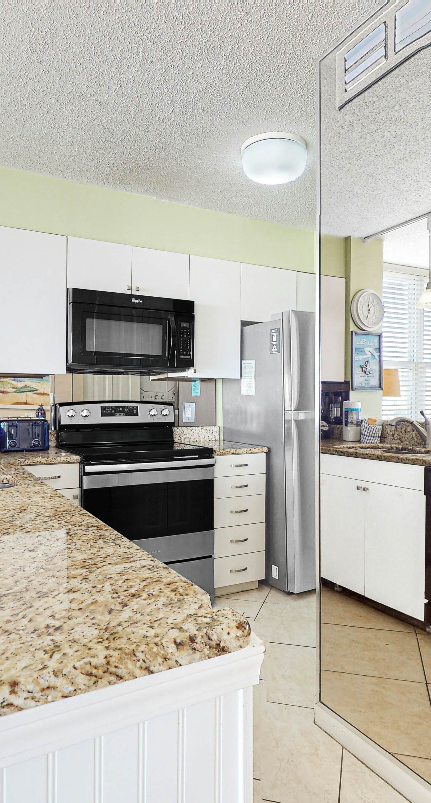 2nd Floor Comfortable bay view Condo, Beach setup & bicycles included