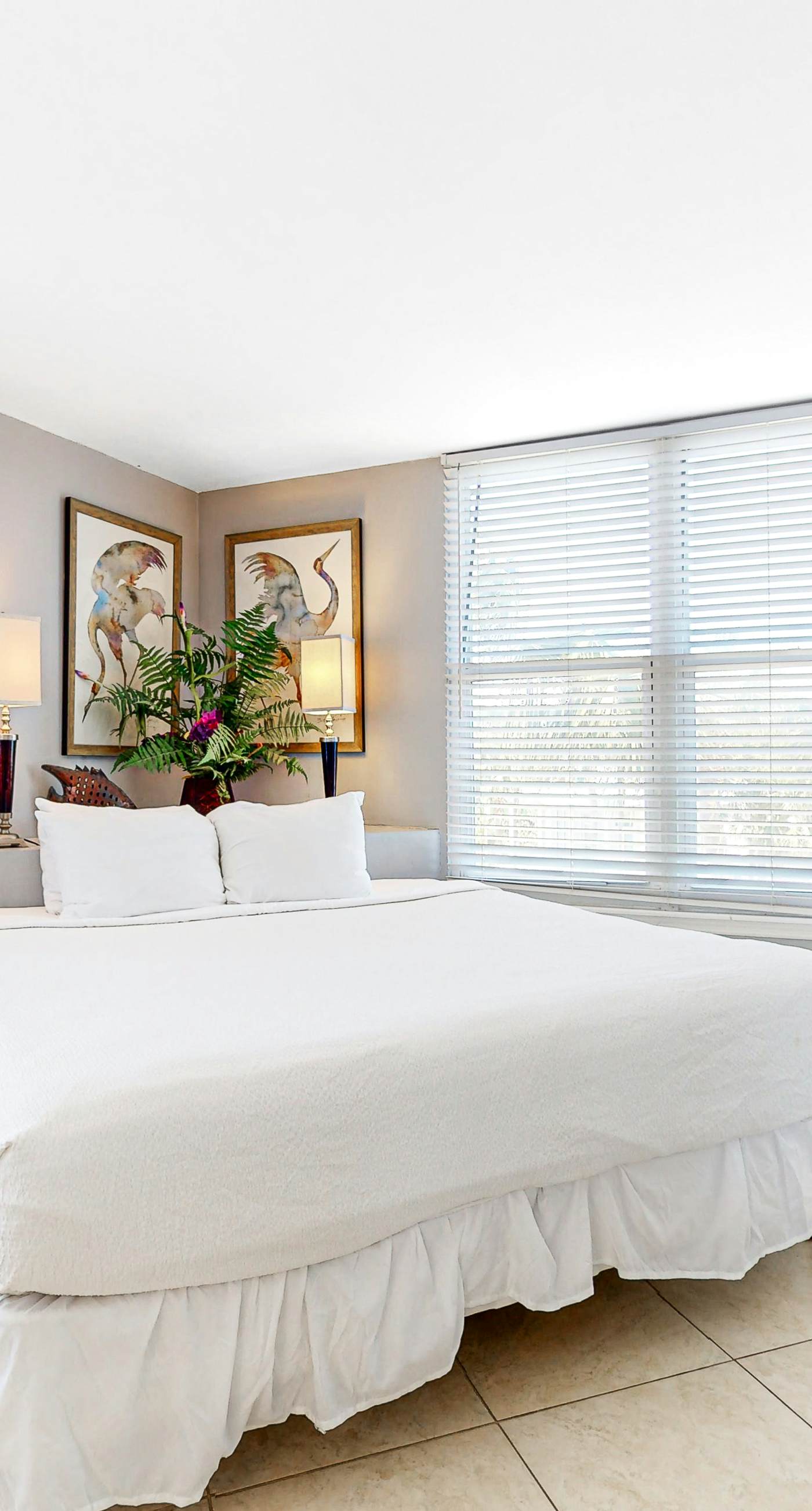 2nd Floor Comfortable bay view Condo, Beach setup & bicycles included