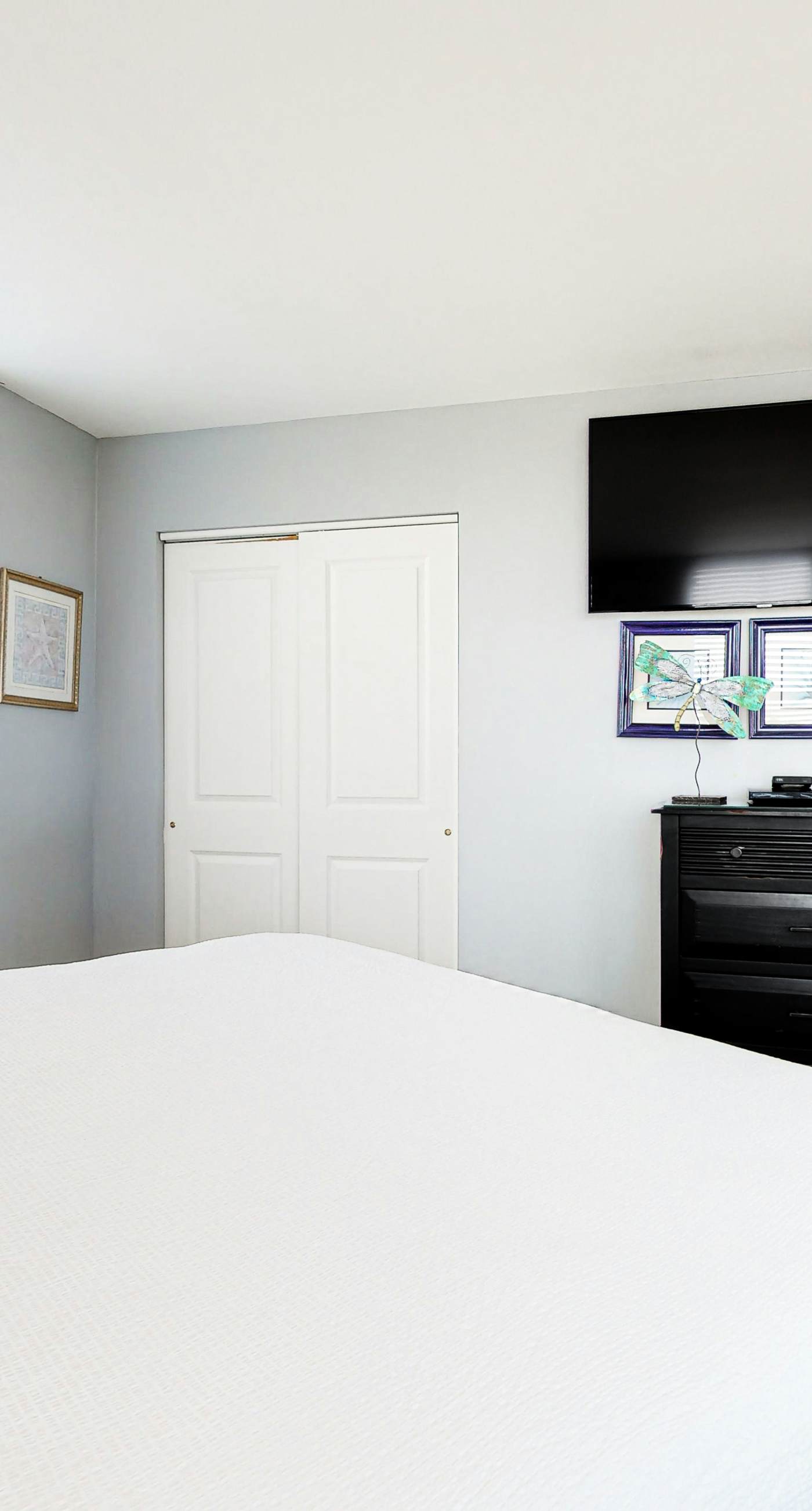 2nd Floor Comfortable bay view Condo, Beach setup & bicycles included