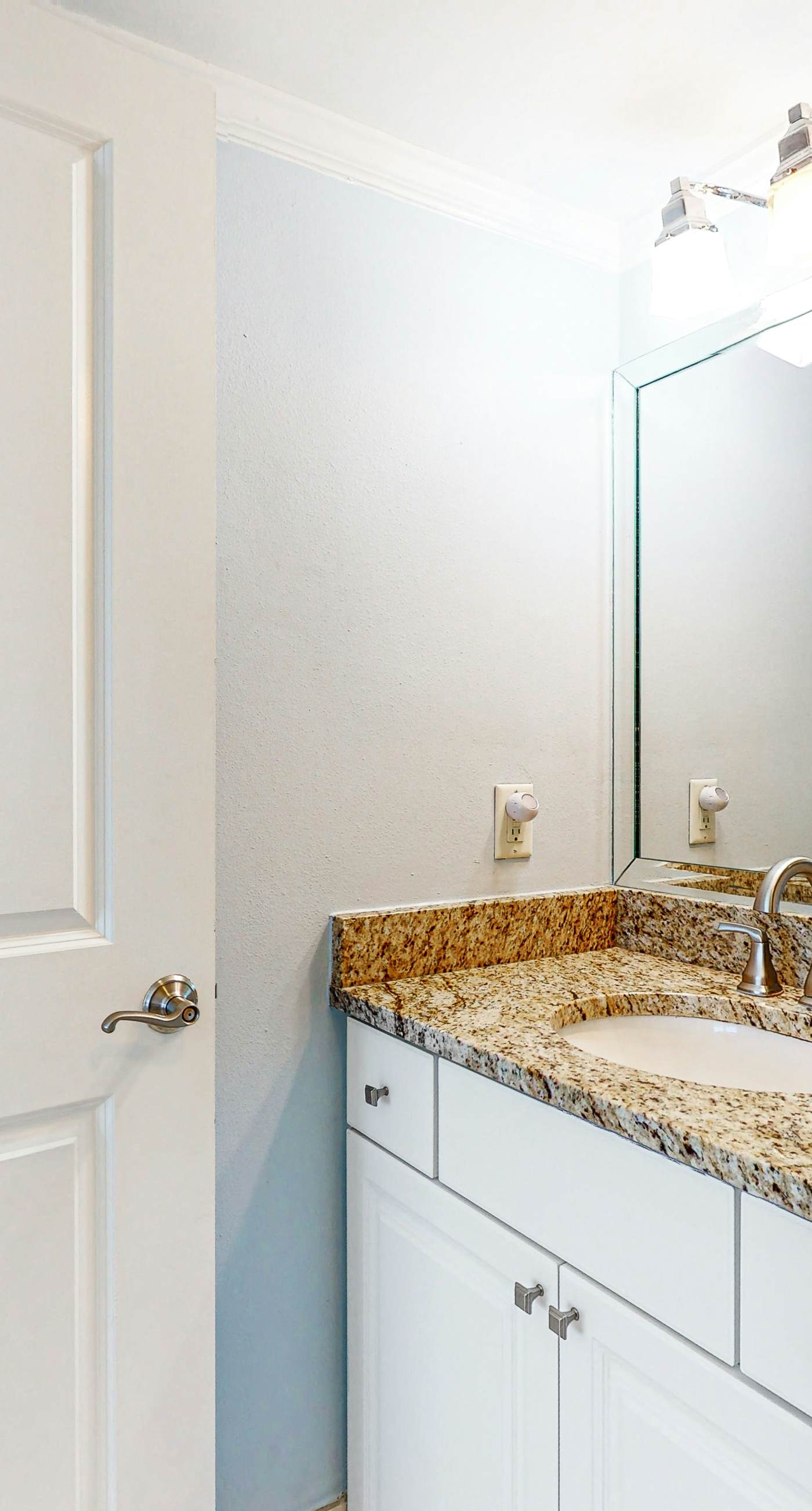 2nd Floor Comfortable bay view Condo, Beach setup & bicycles included