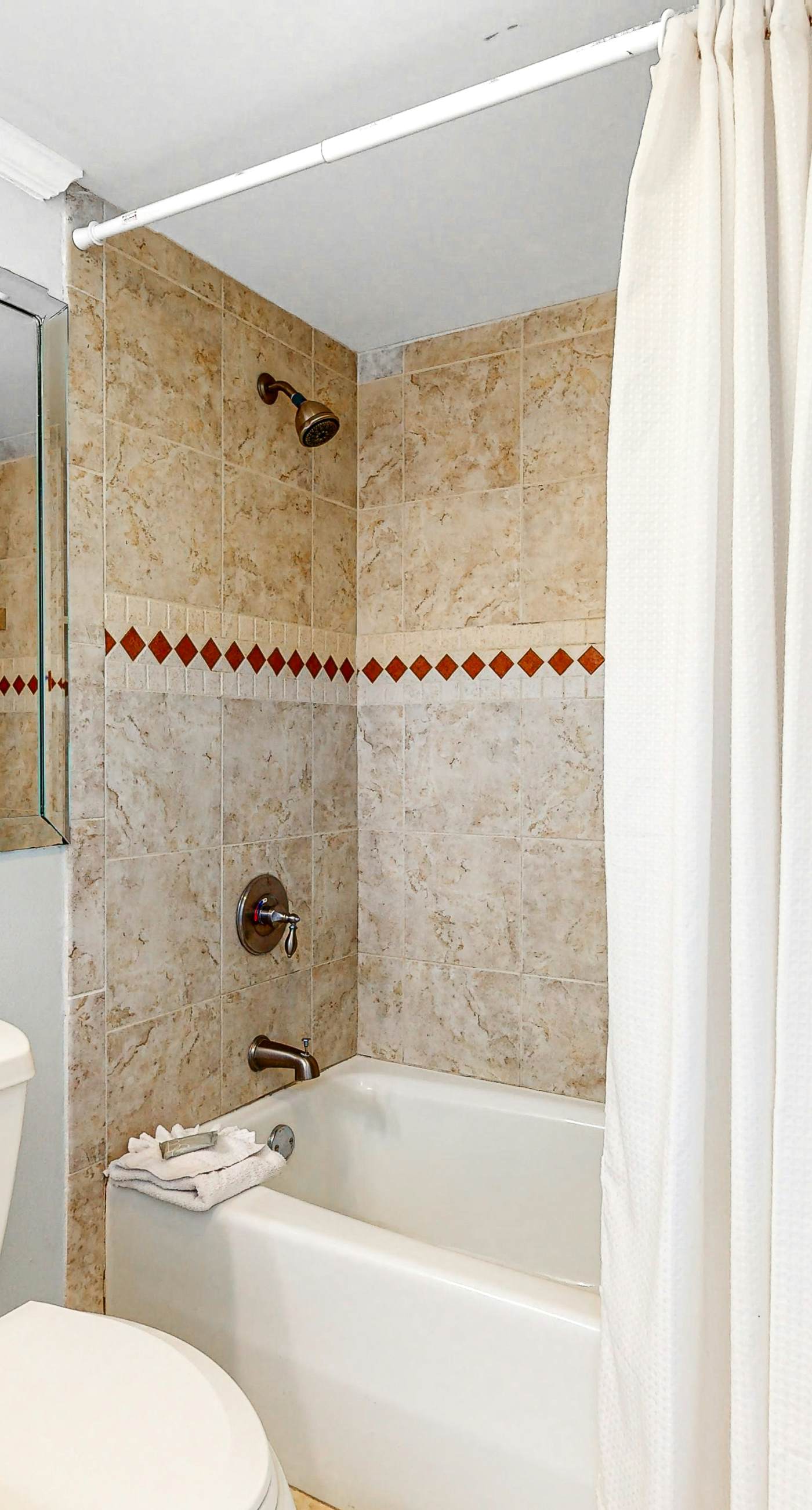 2nd Floor Comfortable bay view Condo, Beach setup & bicycles included