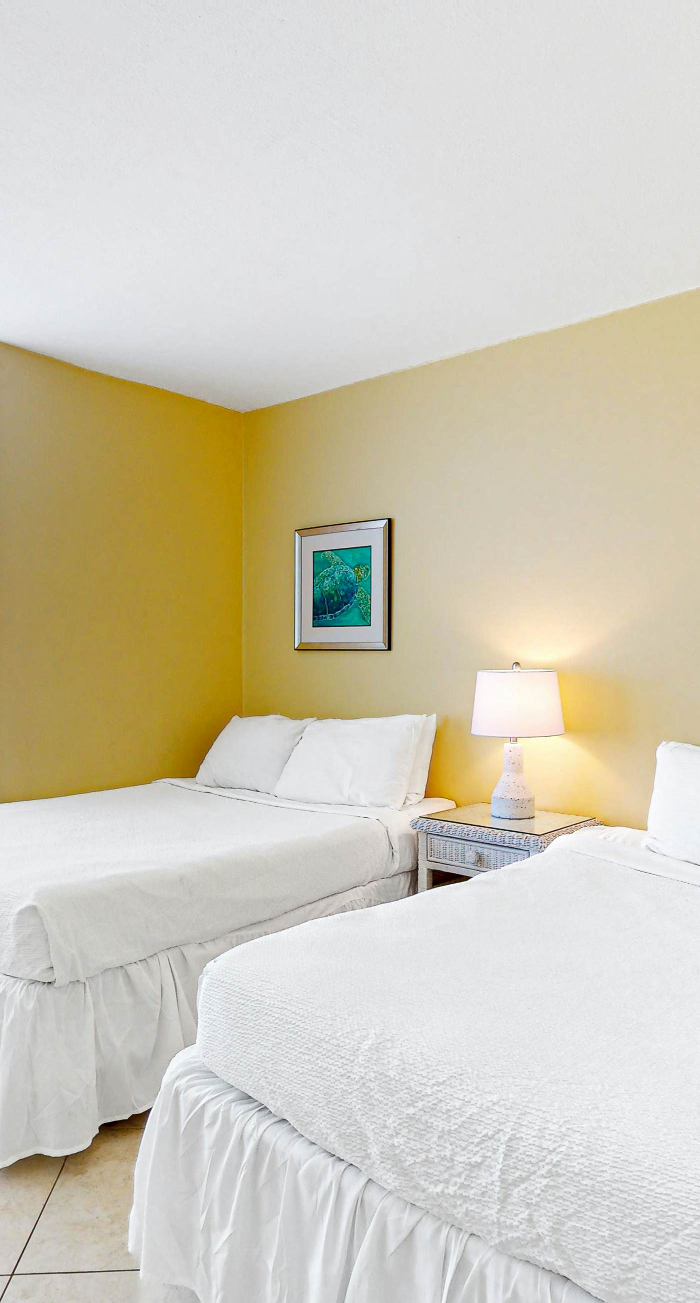 2nd Floor Comfortable bay view Condo, Beach setup & bicycles included