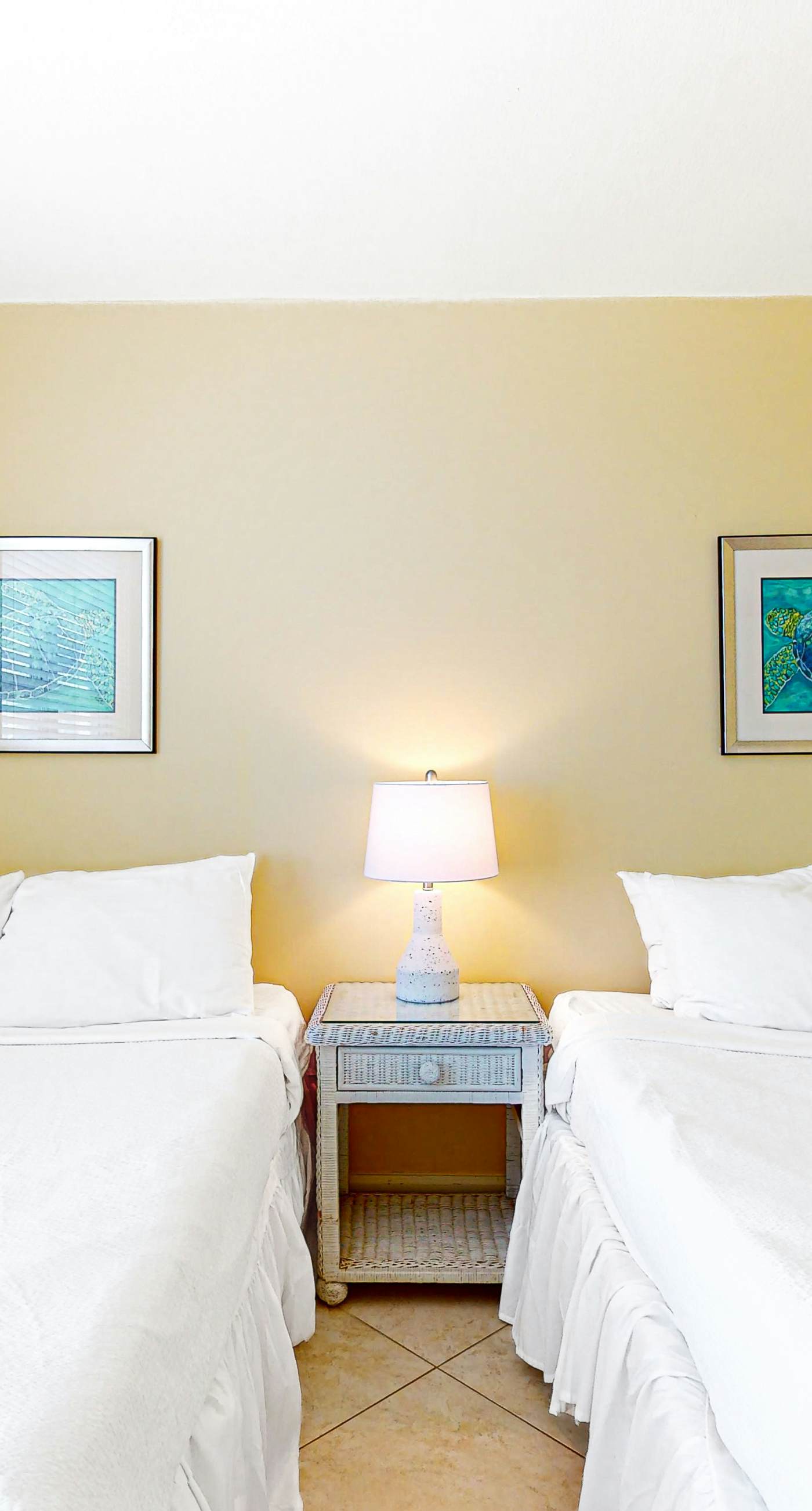 2nd Floor Comfortable bay view Condo, Beach setup & bicycles included