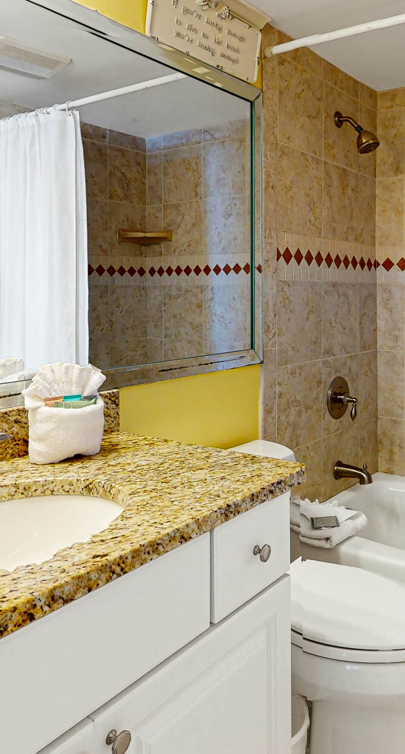 2nd Floor Comfortable bay view Condo, Beach setup & bicycles included