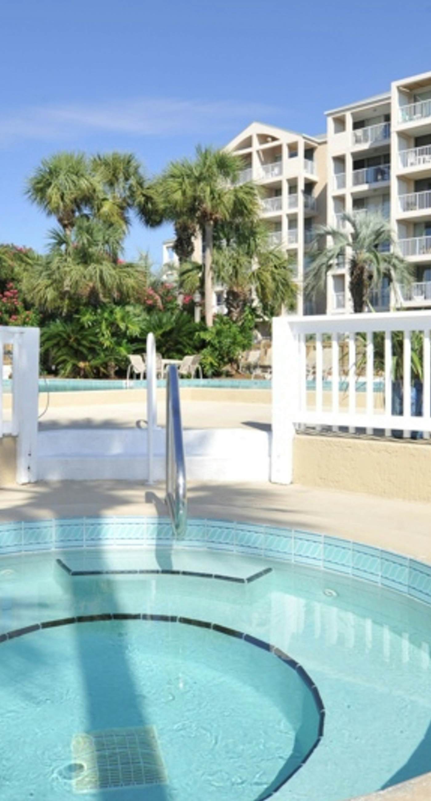 2nd Floor Comfortable bay view Condo, Beach setup & bicycles included