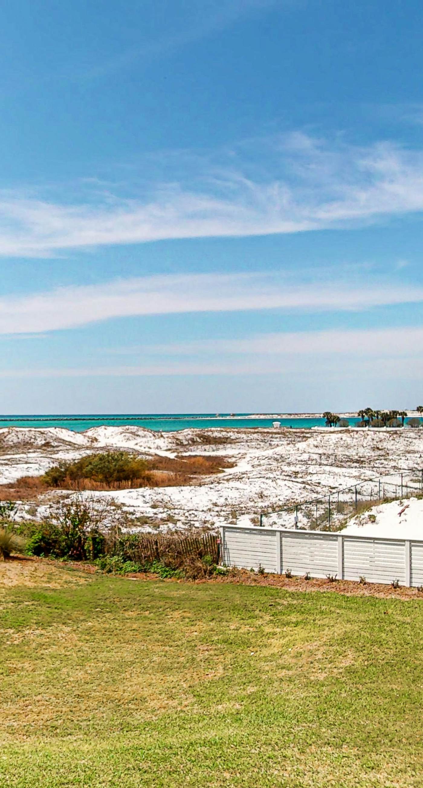 2nd Floor Comfortable bay view Condo, Beach setup & bicycles included