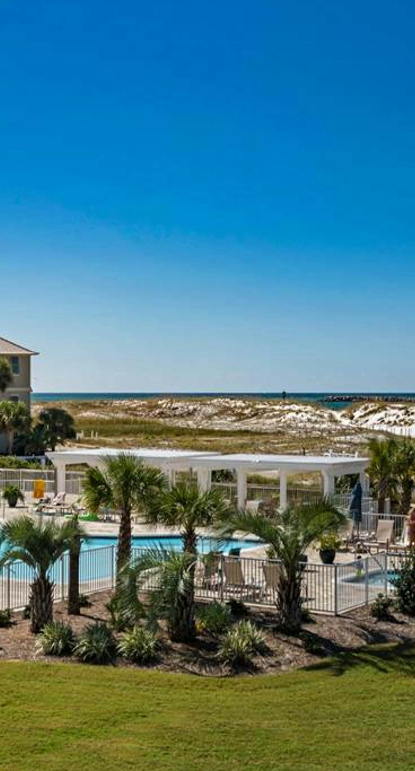 2nd Floor Comfortable bay view Condo, Beach setup & bicycles included