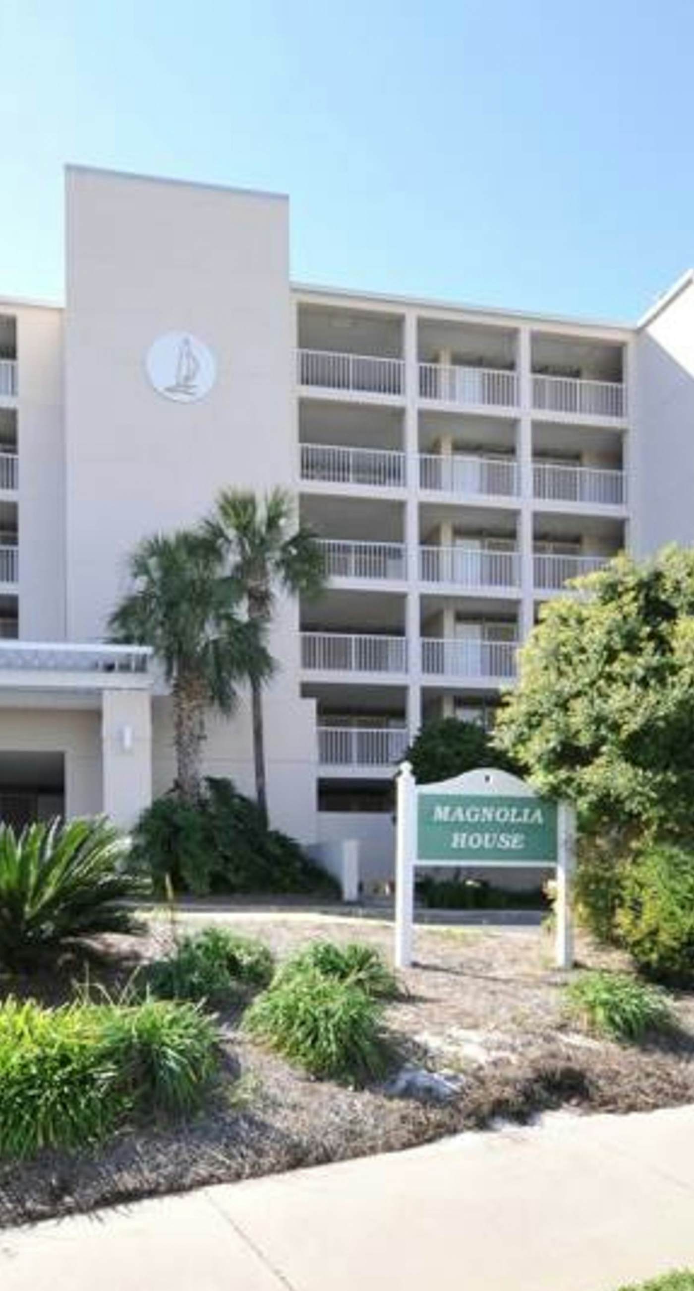 2nd Floor Comfortable bay view Condo, Beach setup & bicycles included