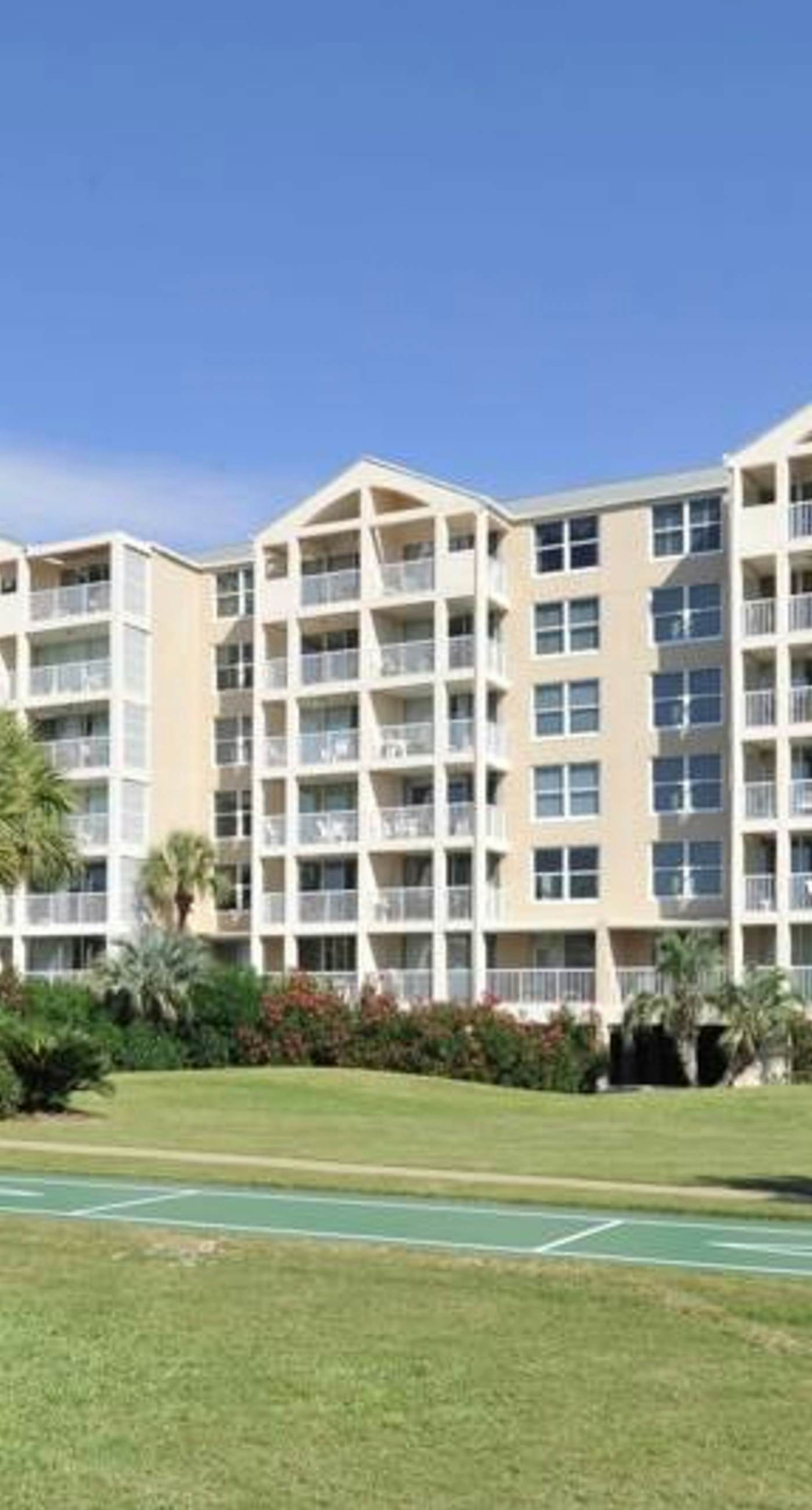 2nd Floor Comfortable bay view Condo, Beach setup & bicycles included