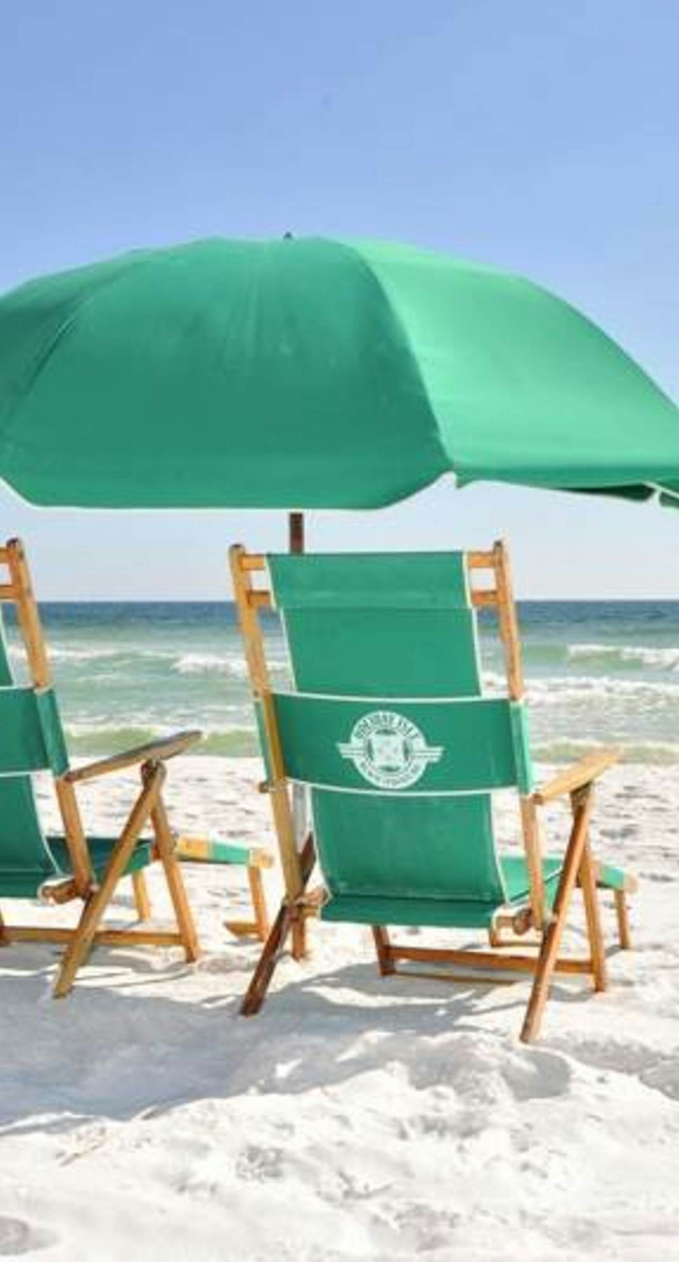 2nd Floor Comfortable bay view Condo, Beach setup & bicycles included