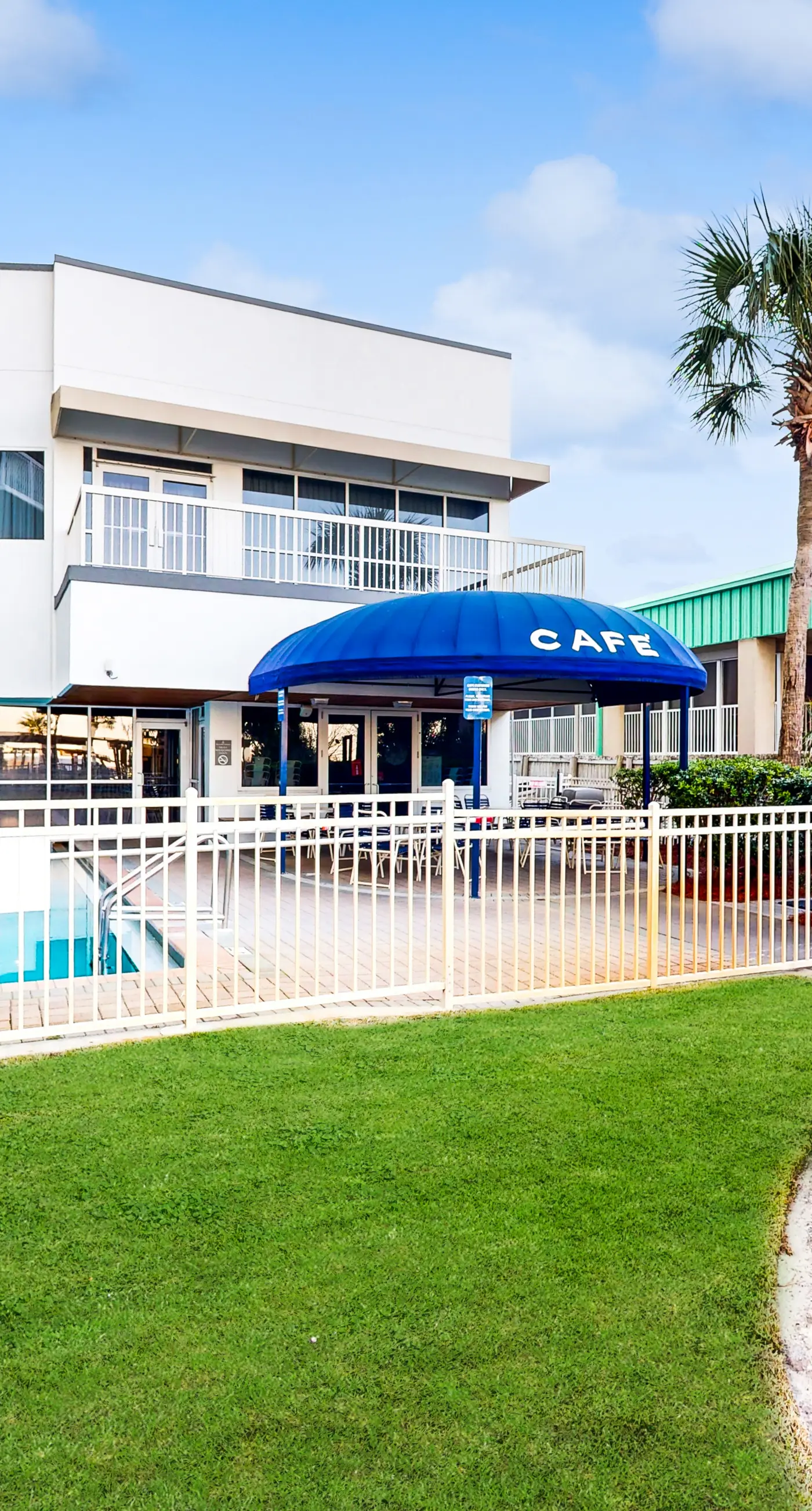 Beachfront, 5th-floor condo with amazing views, pools, hot tub, & gyms