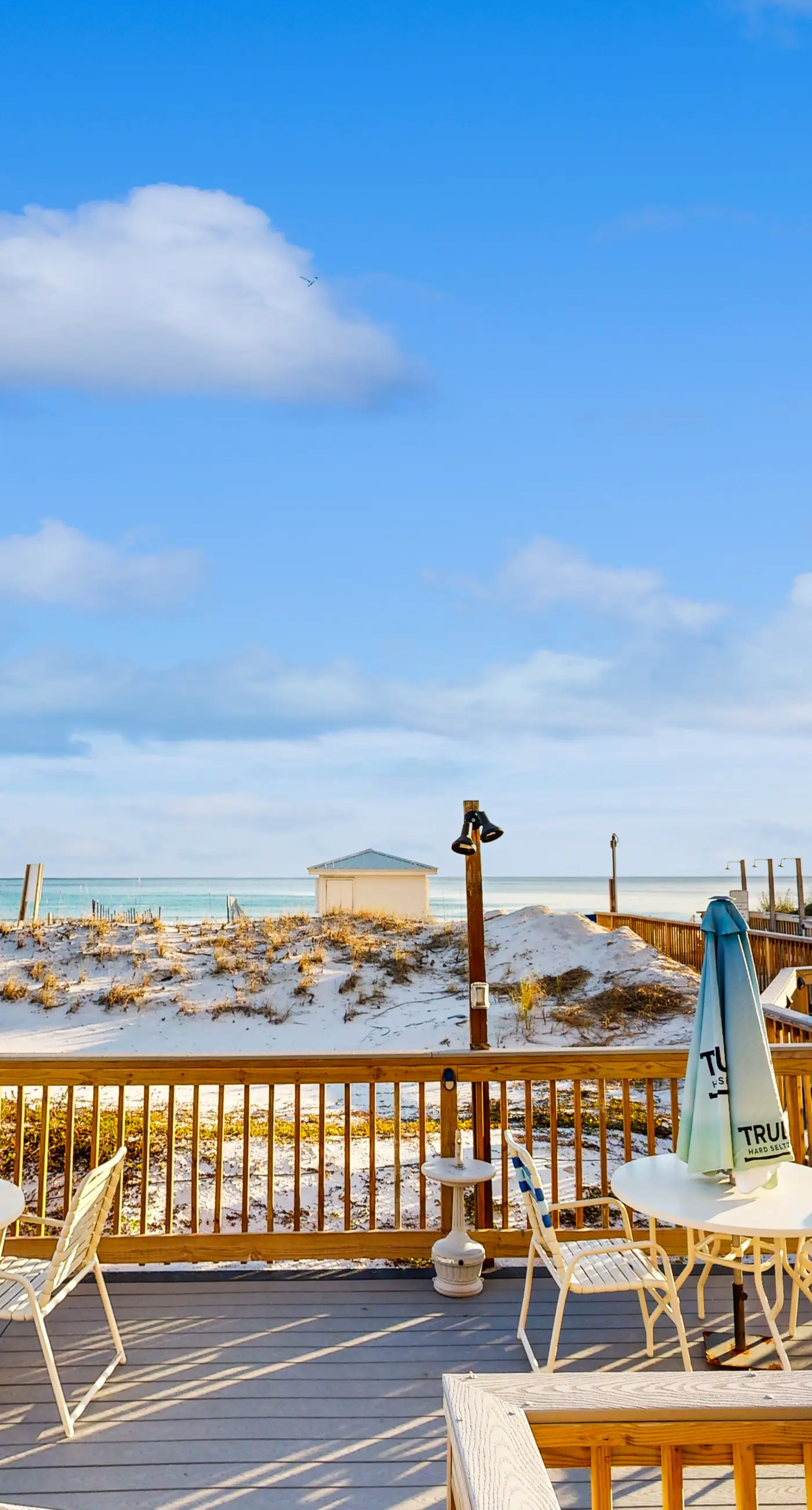 Beachfront, 5th-floor condo with amazing views, pools, hot tub, & gyms