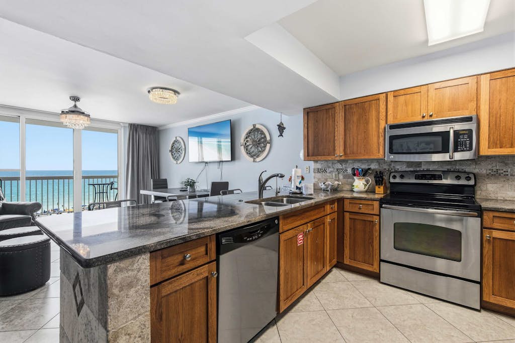 Beachfront, 5th-floor condo with amazing views, pools, hot tub, & gyms