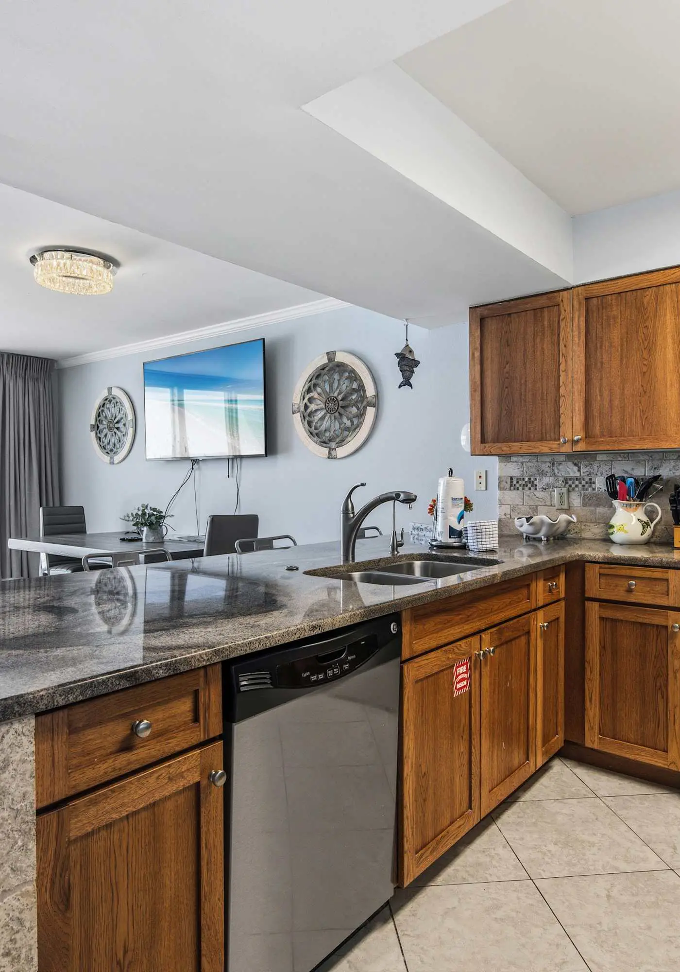 Beachfront, 5th-floor condo with amazing views, pools, hot tub, & gyms
