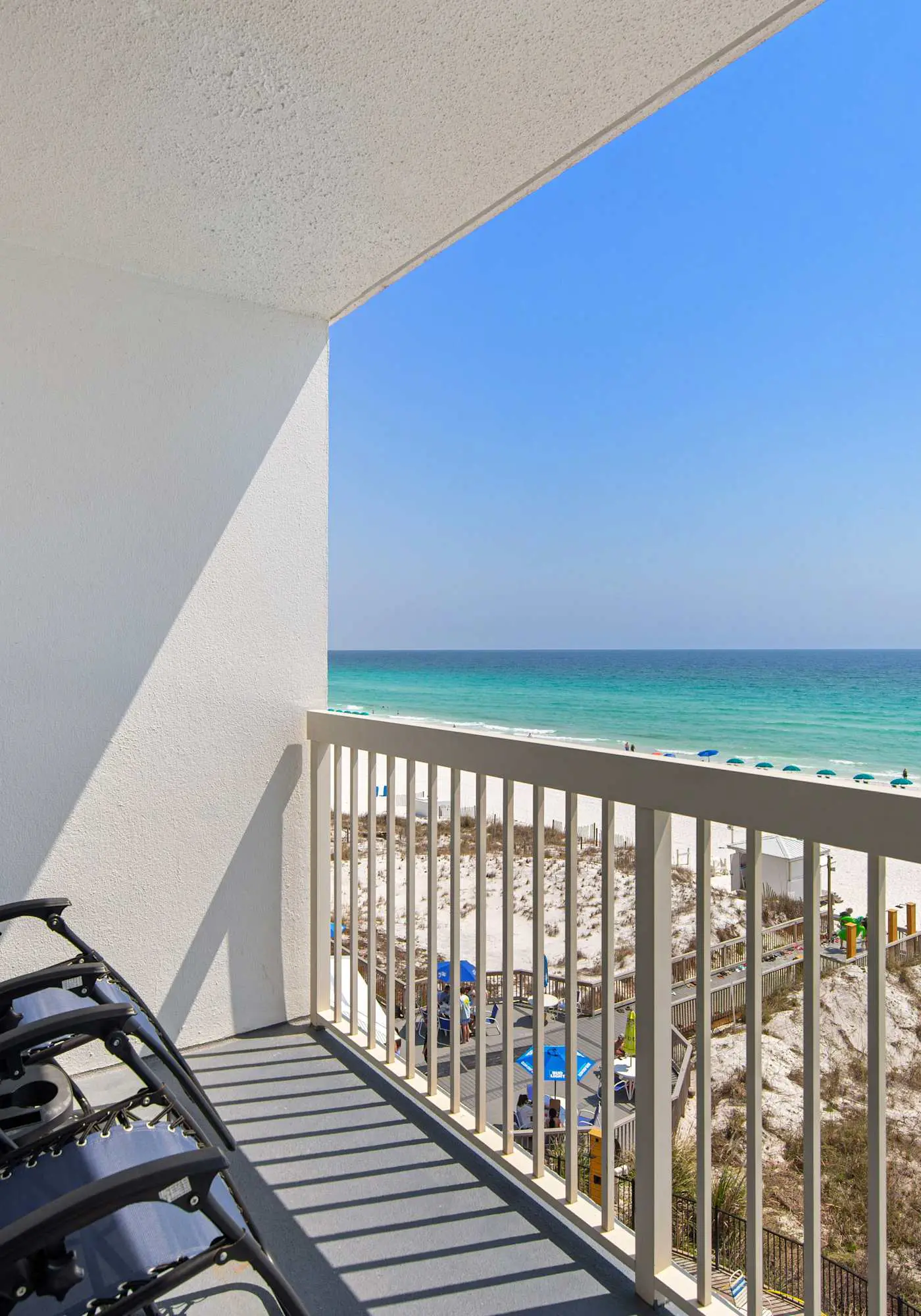 Beachfront, 5th-floor condo with amazing views, pools, hot tub, & gyms