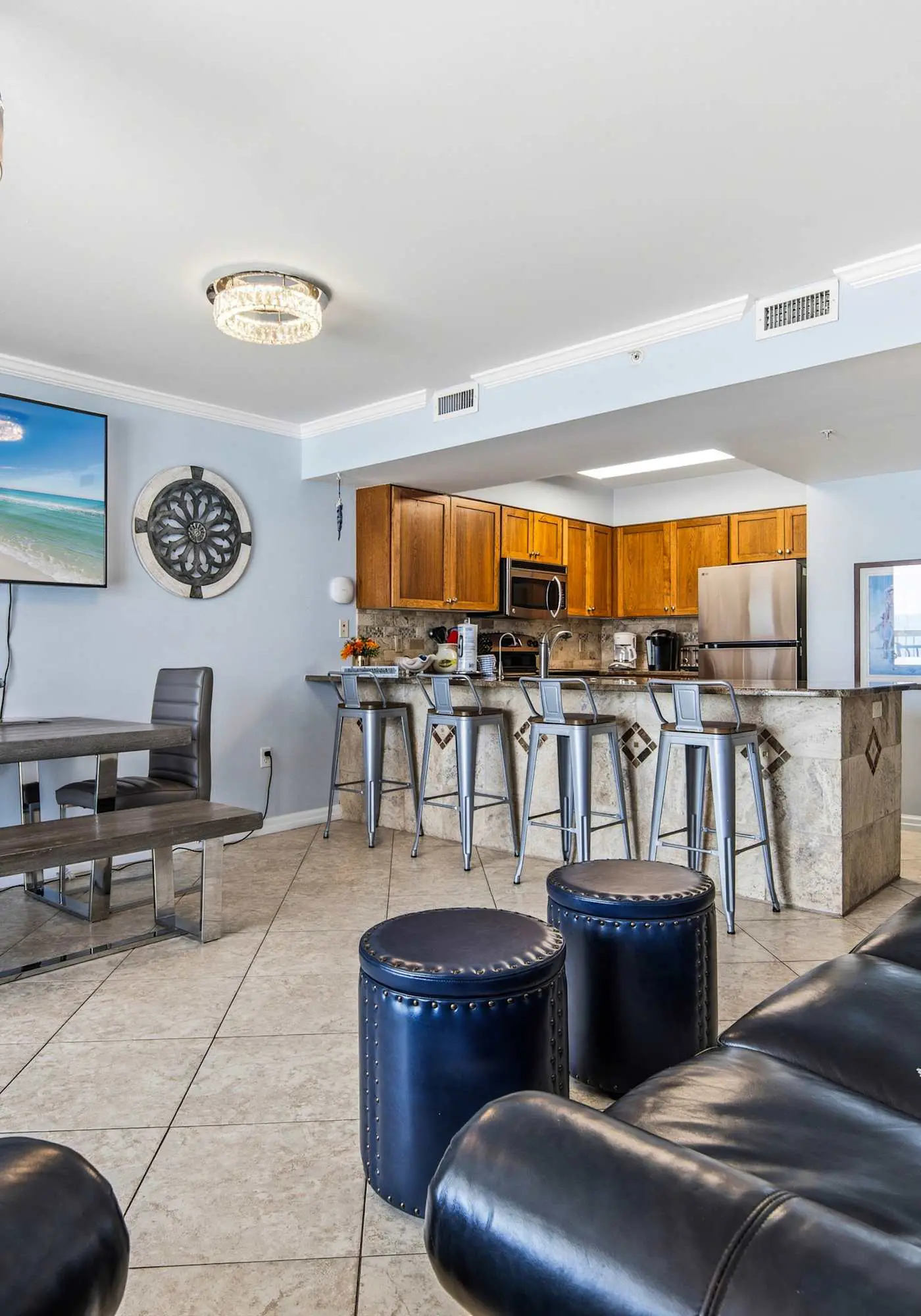 Beachfront, 5th-floor condo with amazing views, pools, hot tub, & gyms