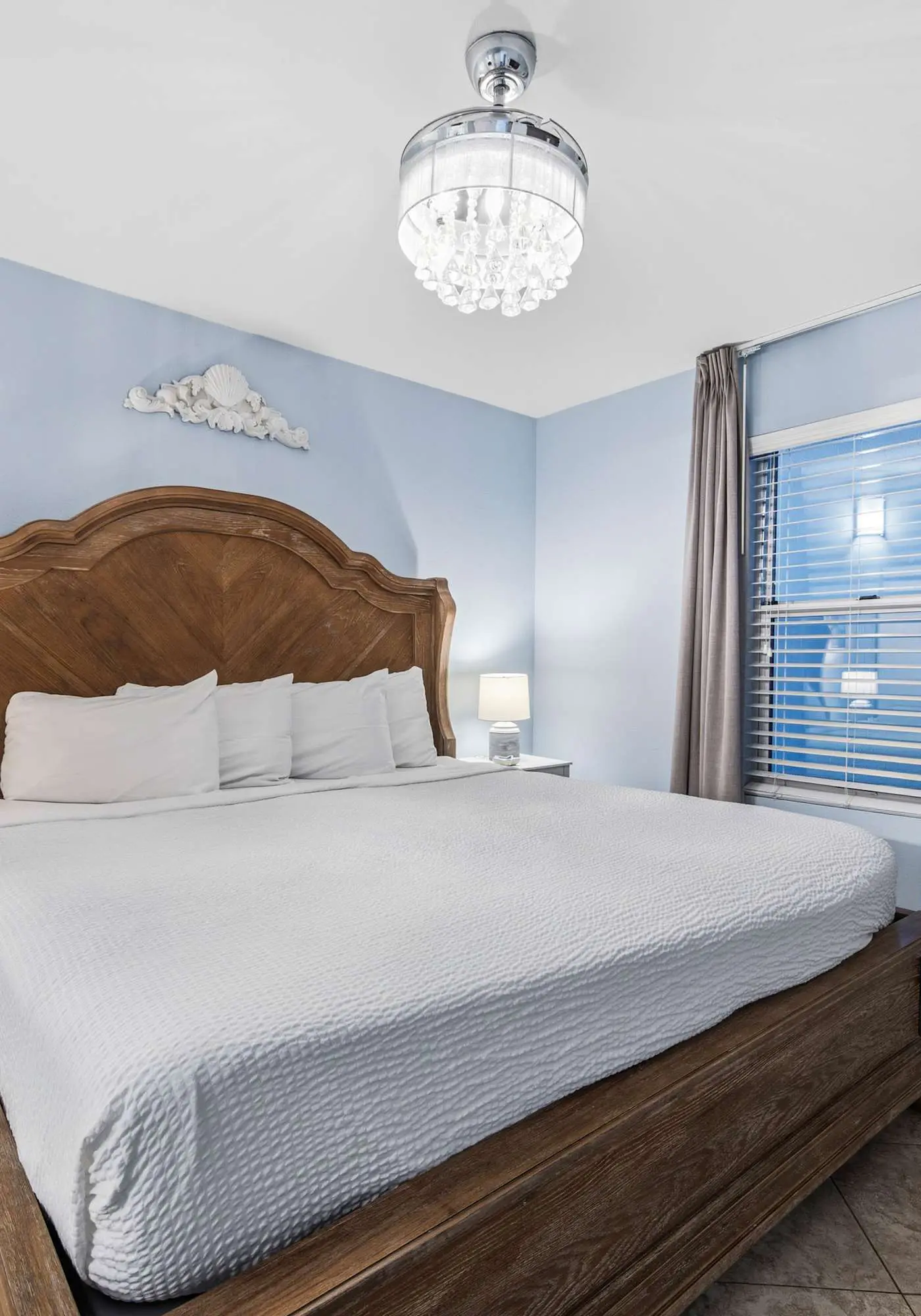 Beachfront, 5th-floor condo with amazing views, pools, hot tub, & gyms