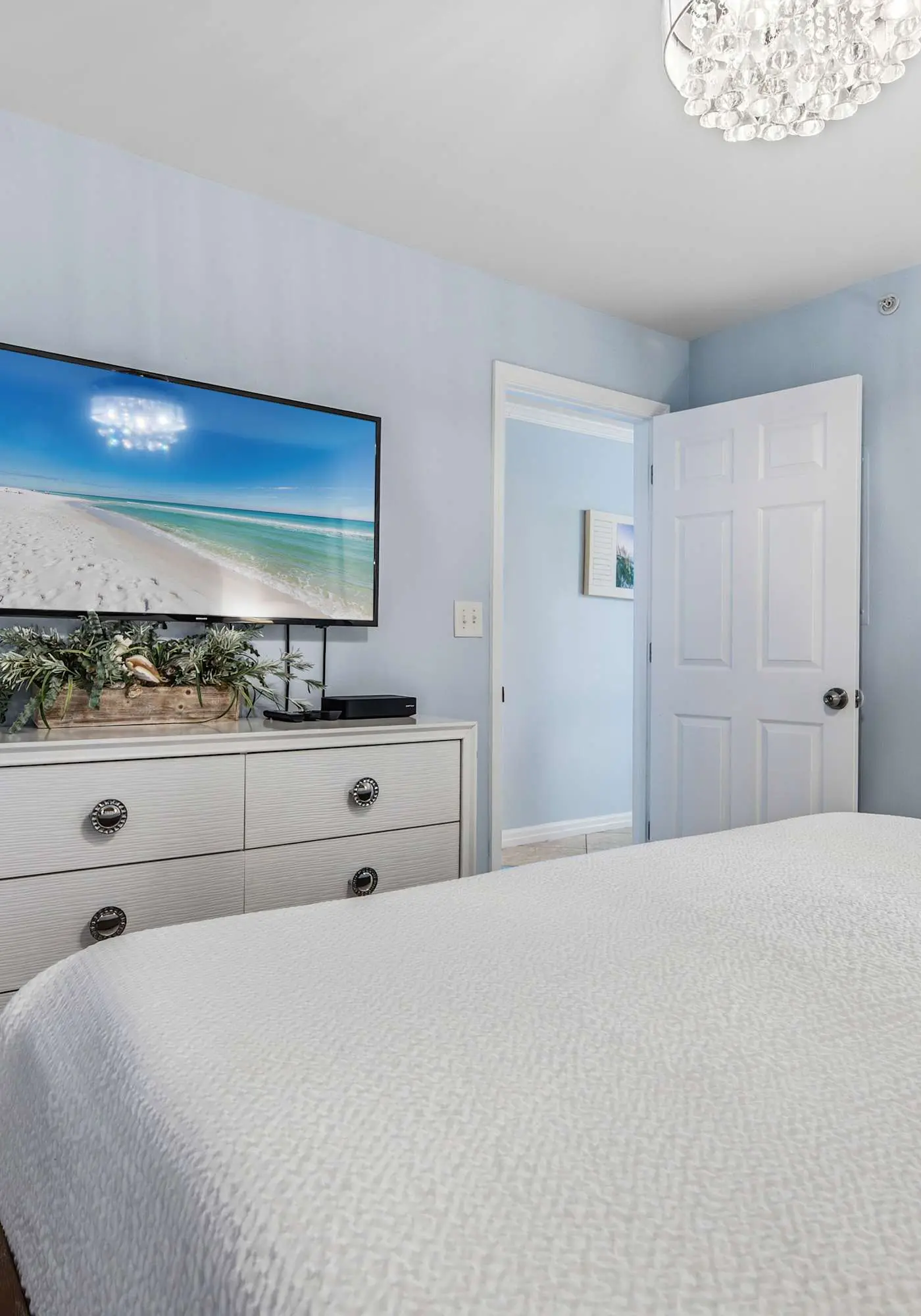 Beachfront, 5th-floor condo with amazing views, pools, hot tub, & gyms