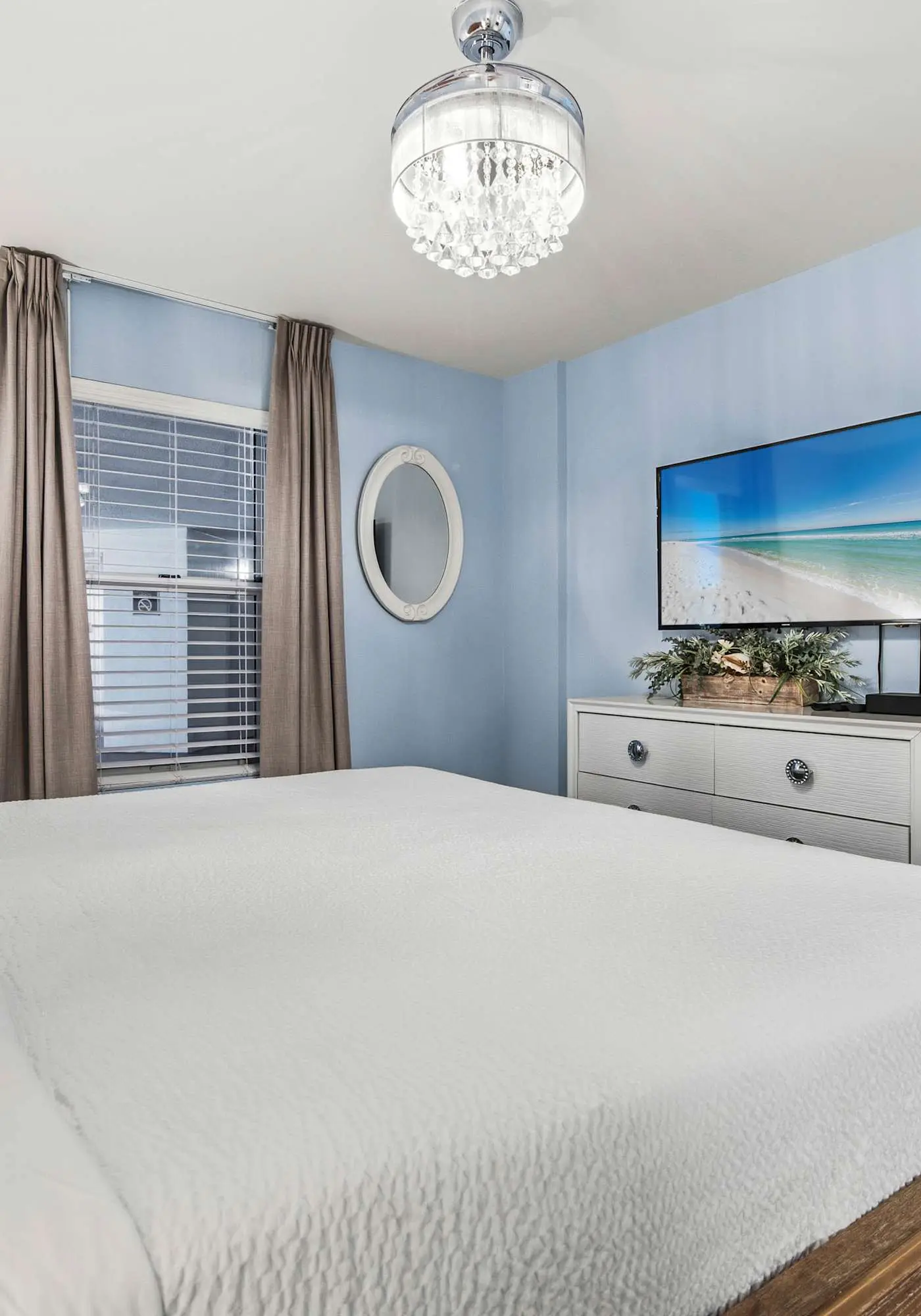 Beachfront, 5th-floor condo with amazing views, pools, hot tub, & gyms
