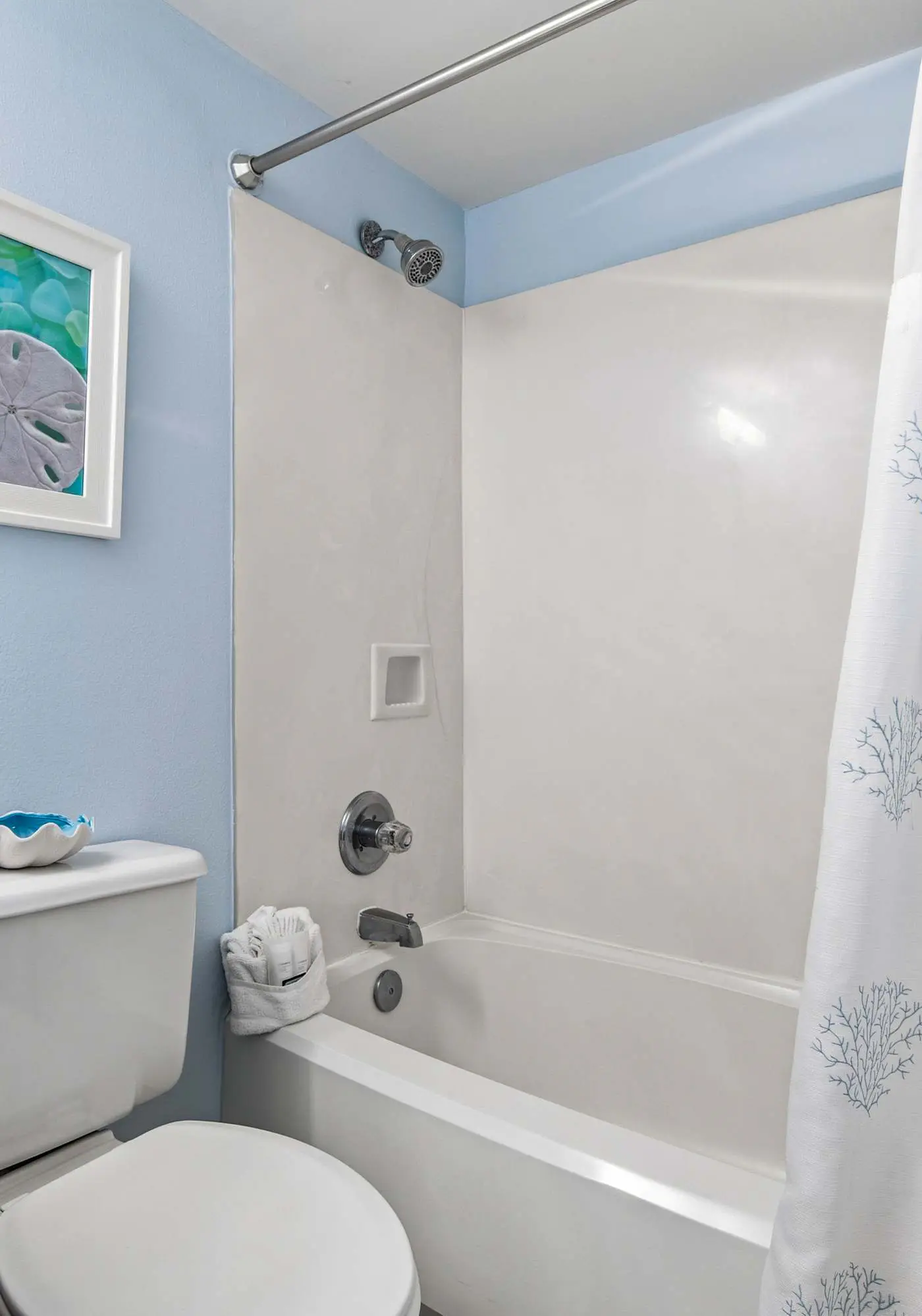 Beachfront, 5th-floor condo with amazing views, pools, hot tub, & gyms