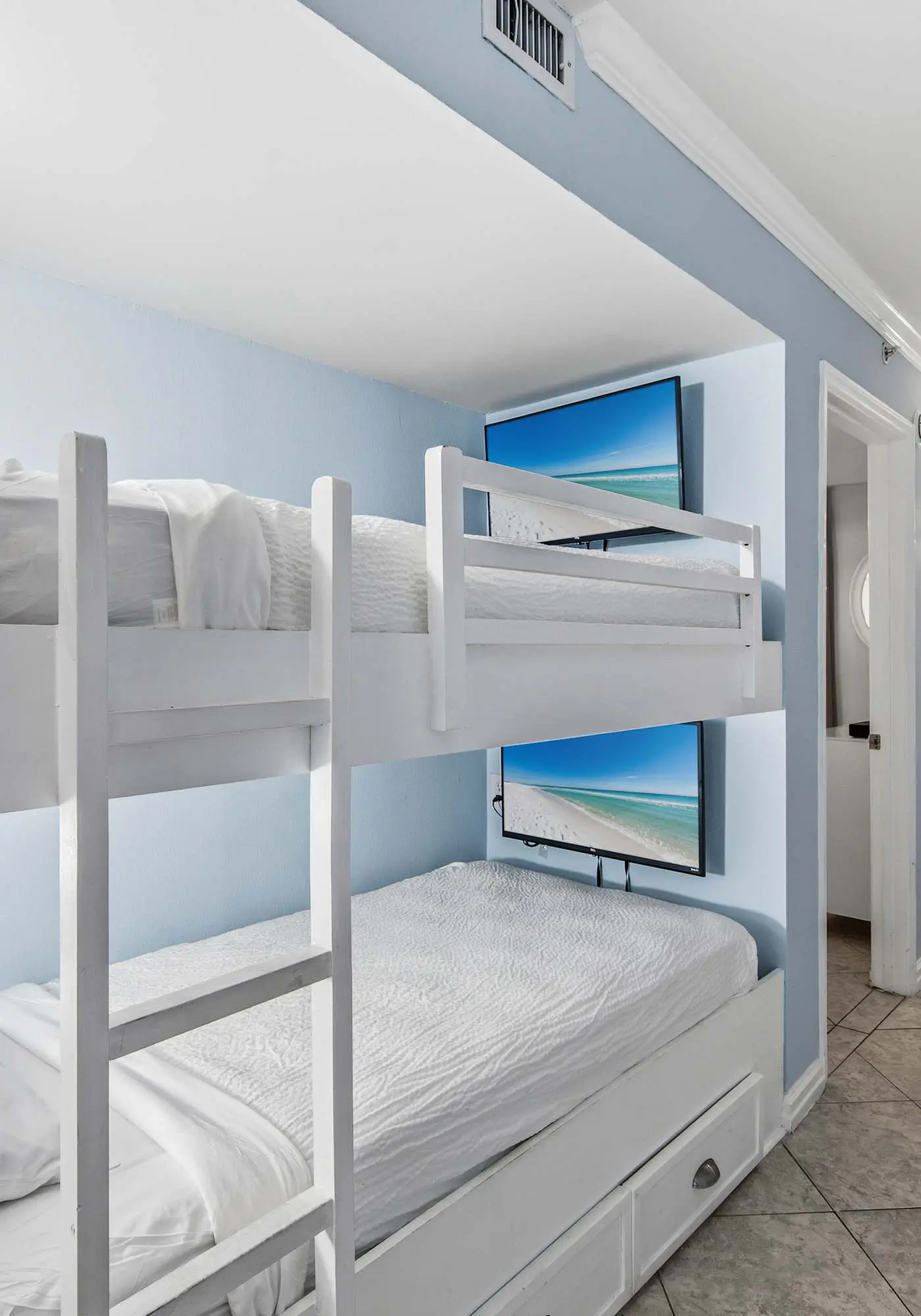 Beachfront, 5th-floor condo with amazing views, pools, hot tub, & gyms