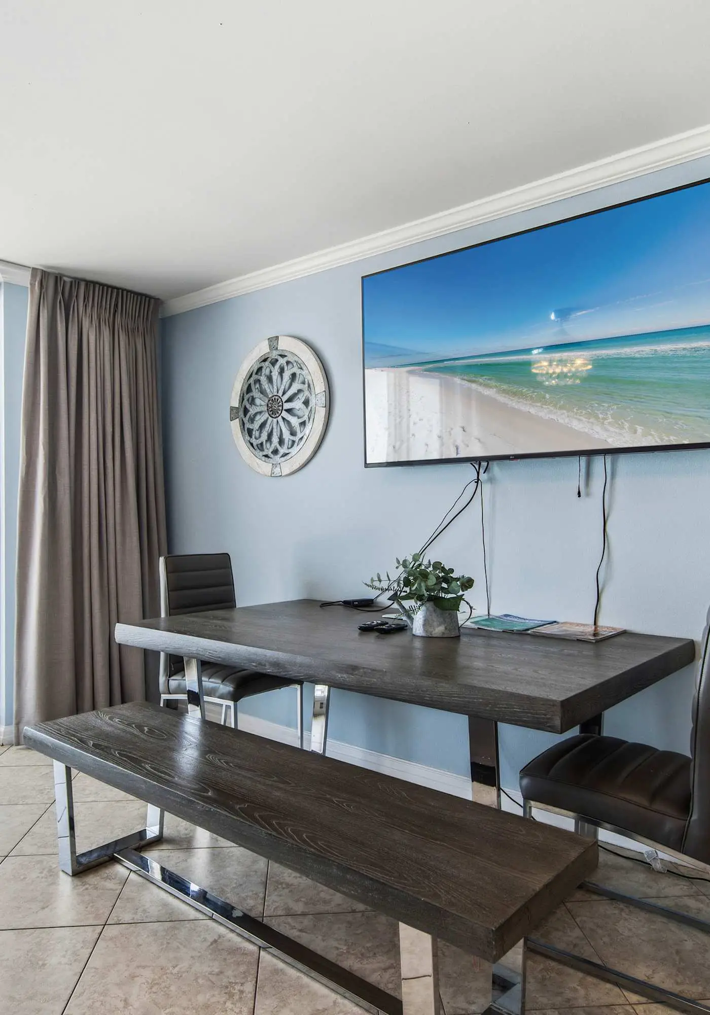Beachfront, 5th-floor condo with amazing views, pools, hot tub, & gyms